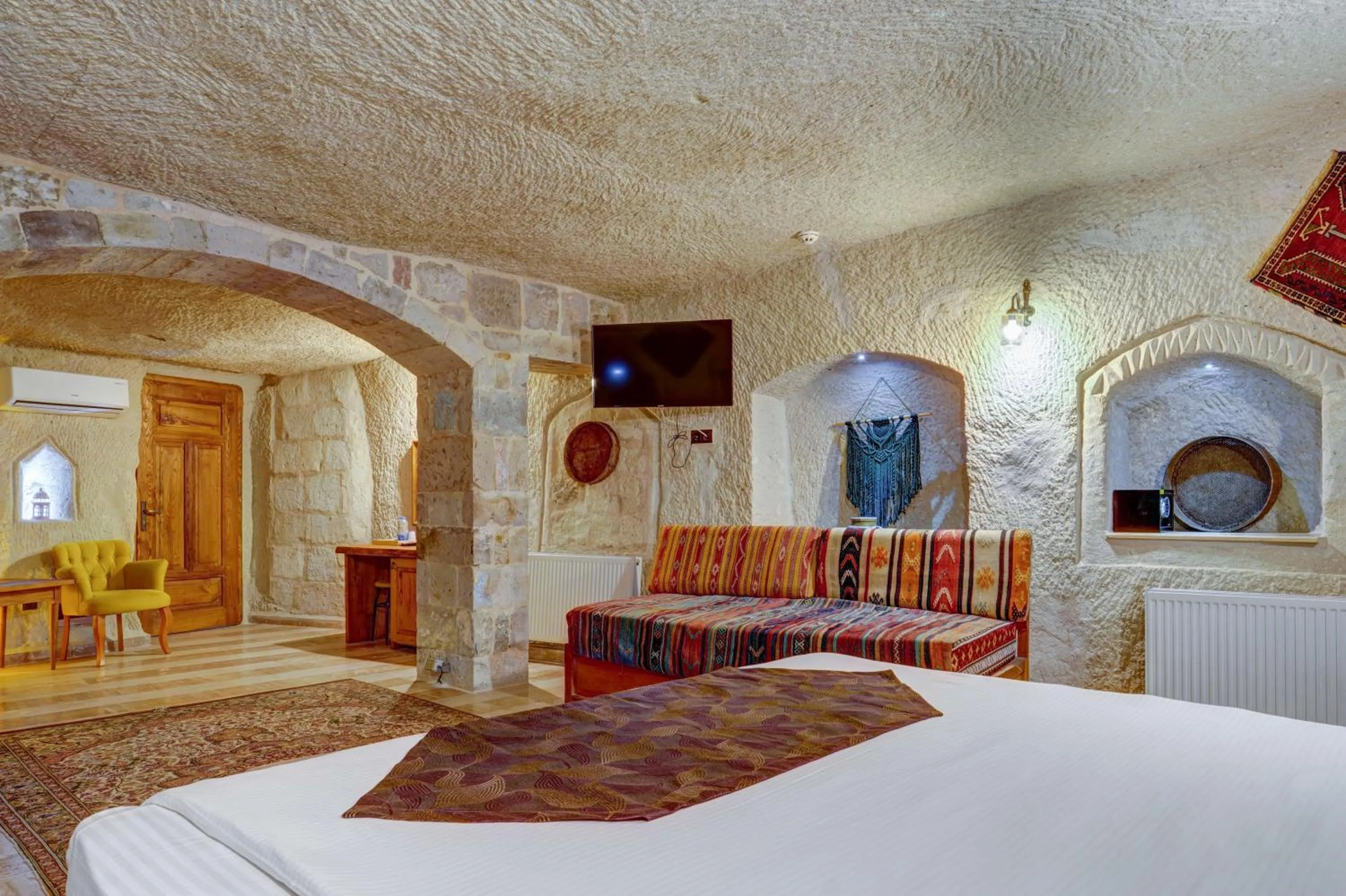 TV and multimedia, Bed in Avilla Cave Hotel