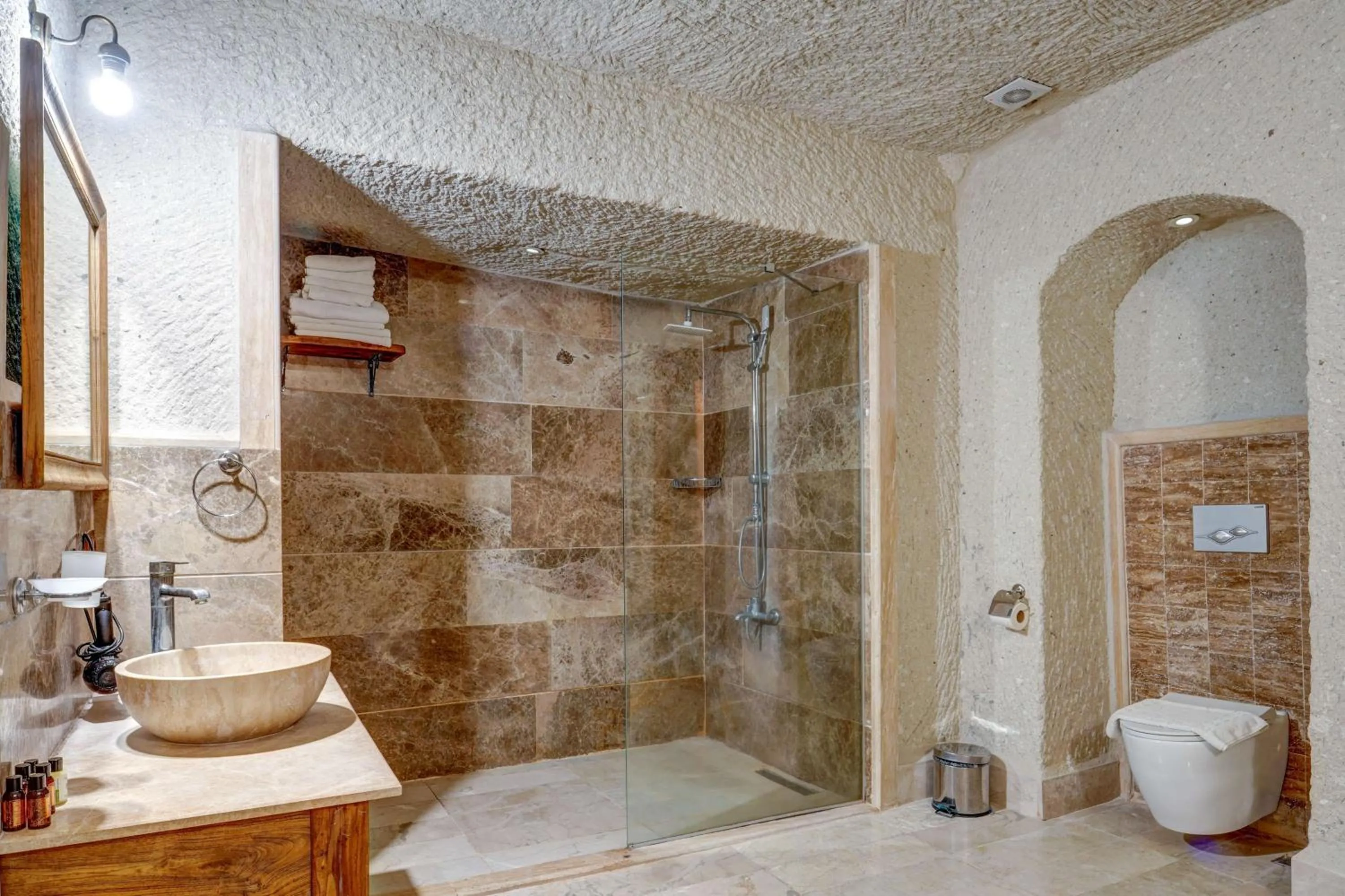 Shower in Avilla Cave Hotel