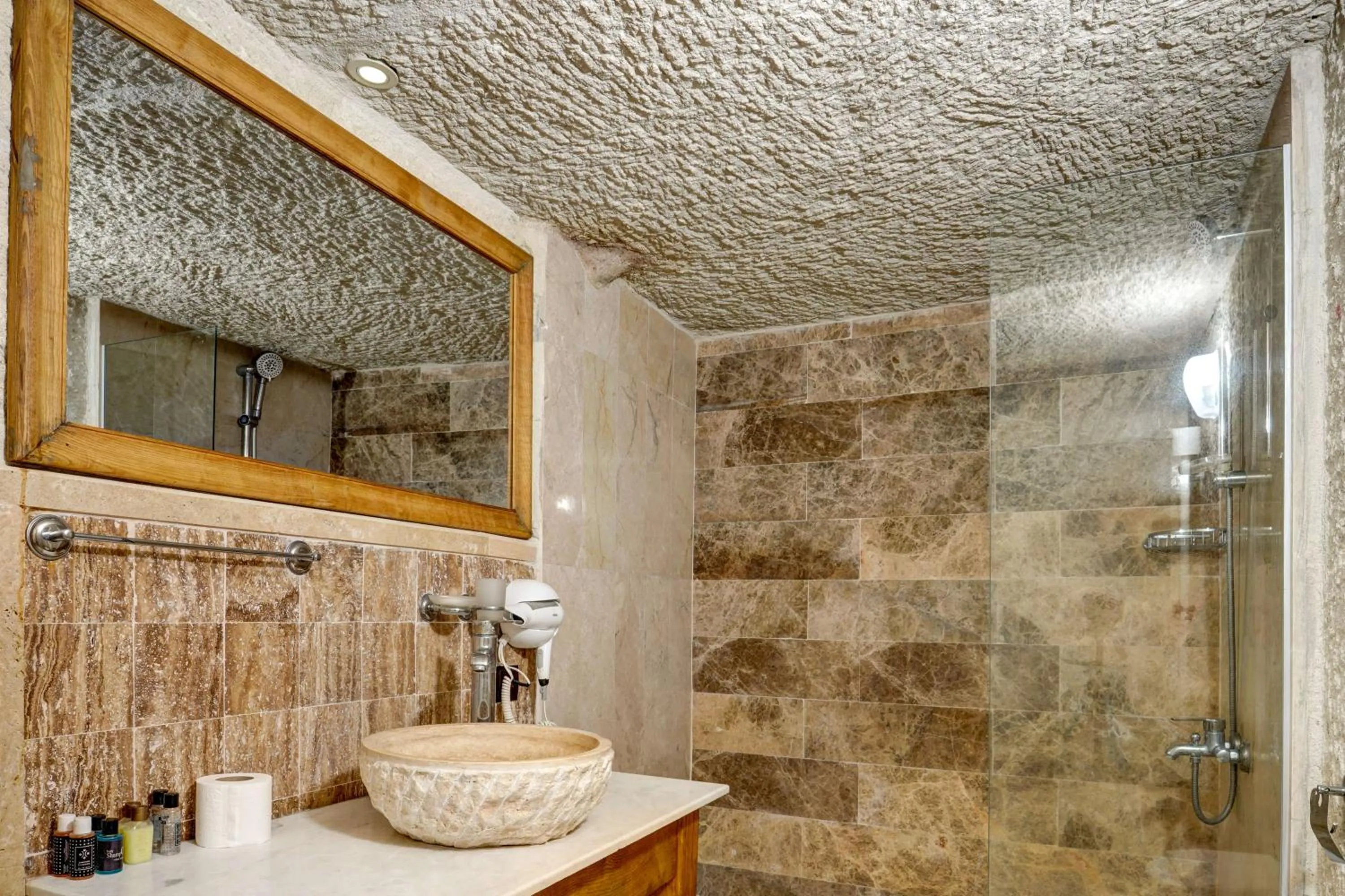 Shower in Avilla Cave Hotel