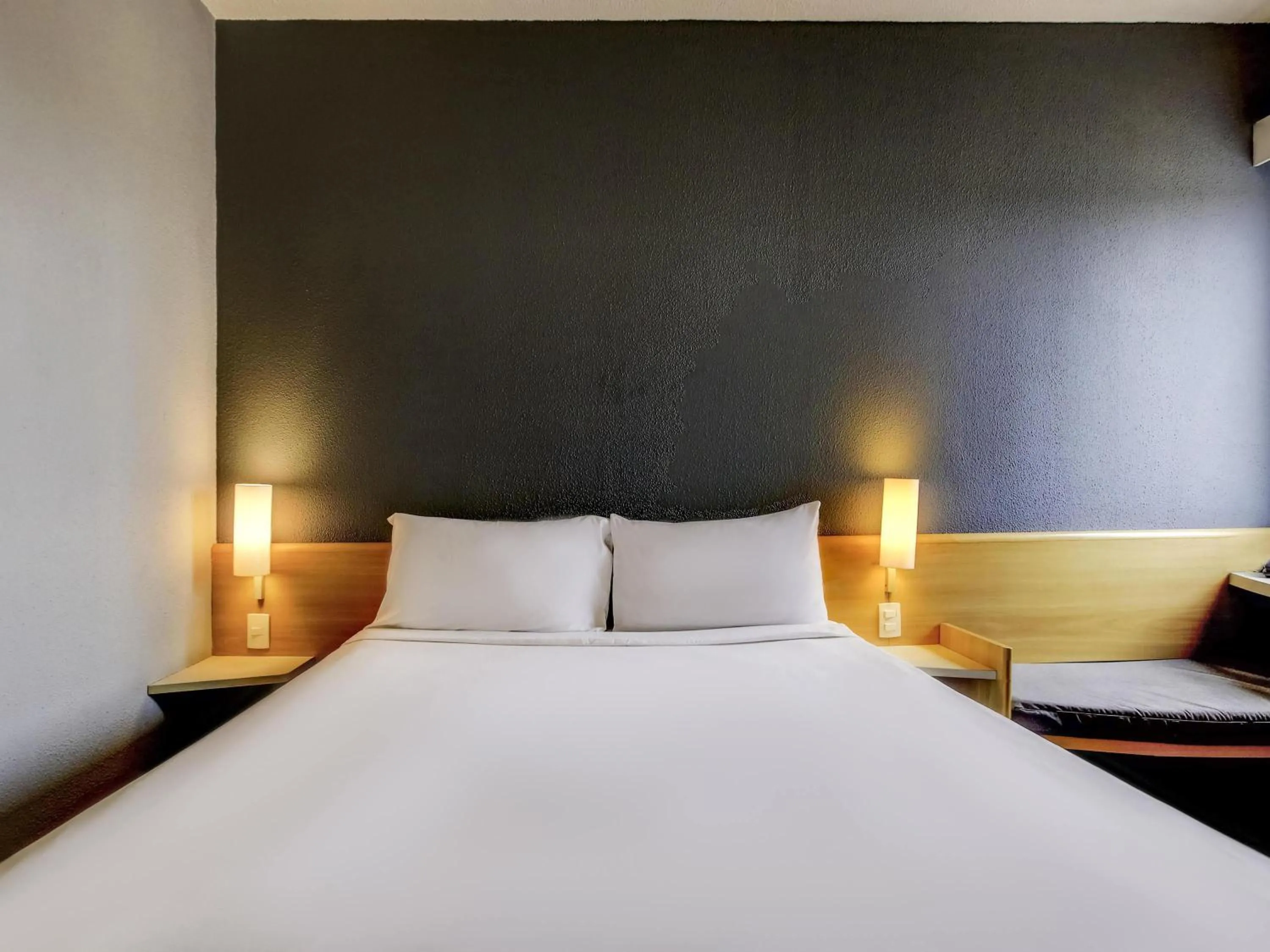 Bedroom, Bed in ibis Tambore