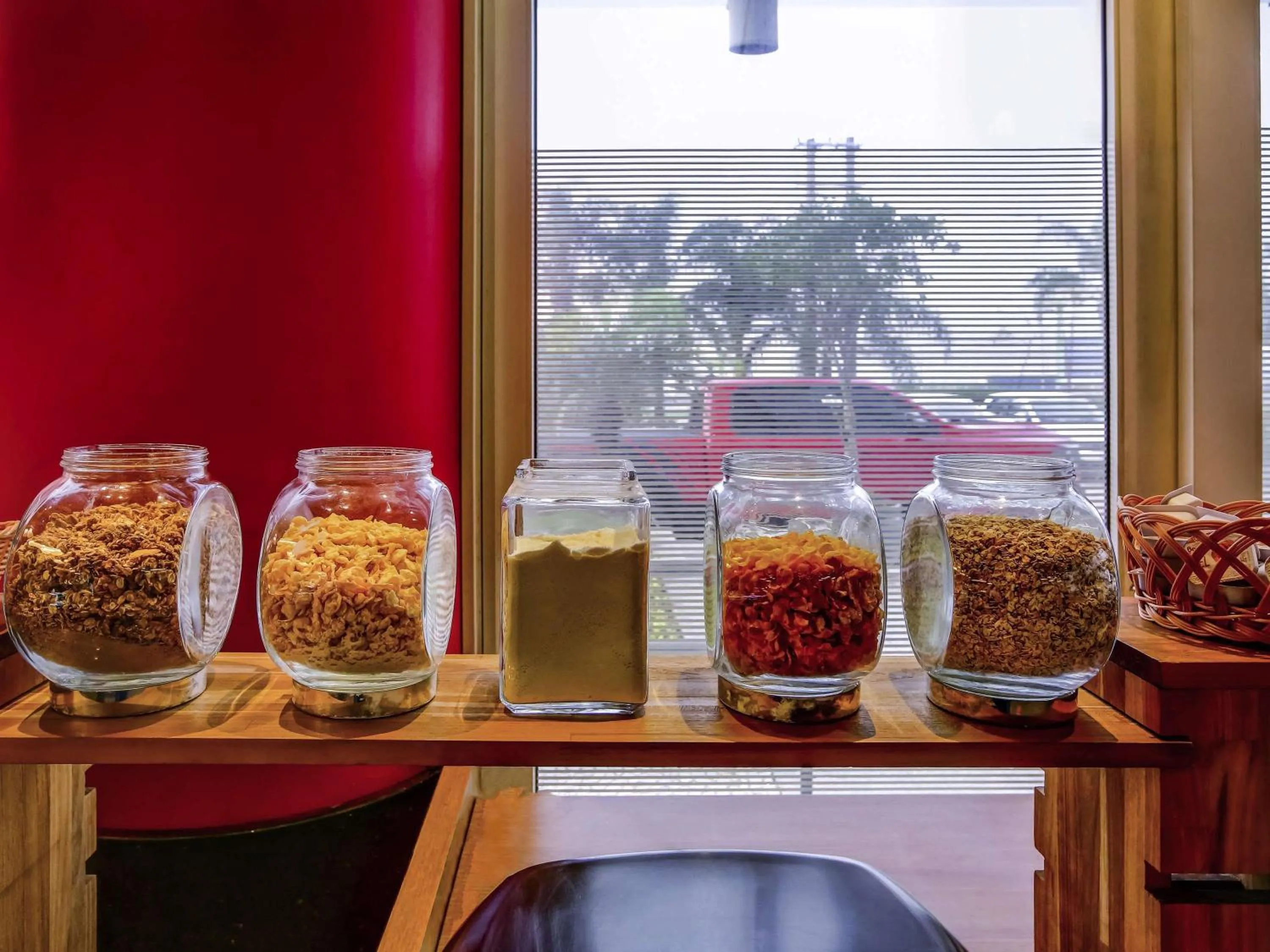 Restaurant/places to eat in ibis Tambore