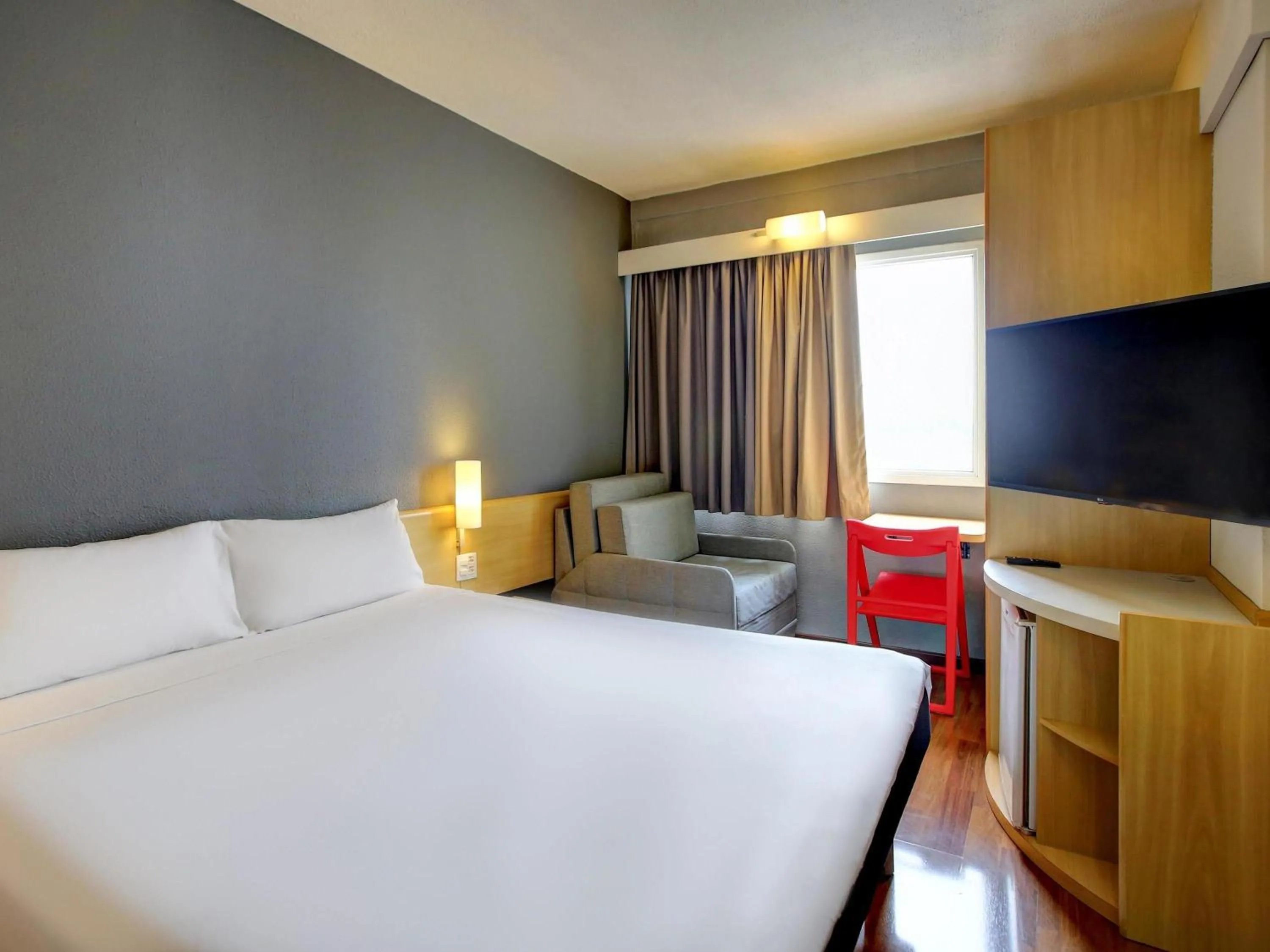 Bedroom, Bed in ibis Tambore