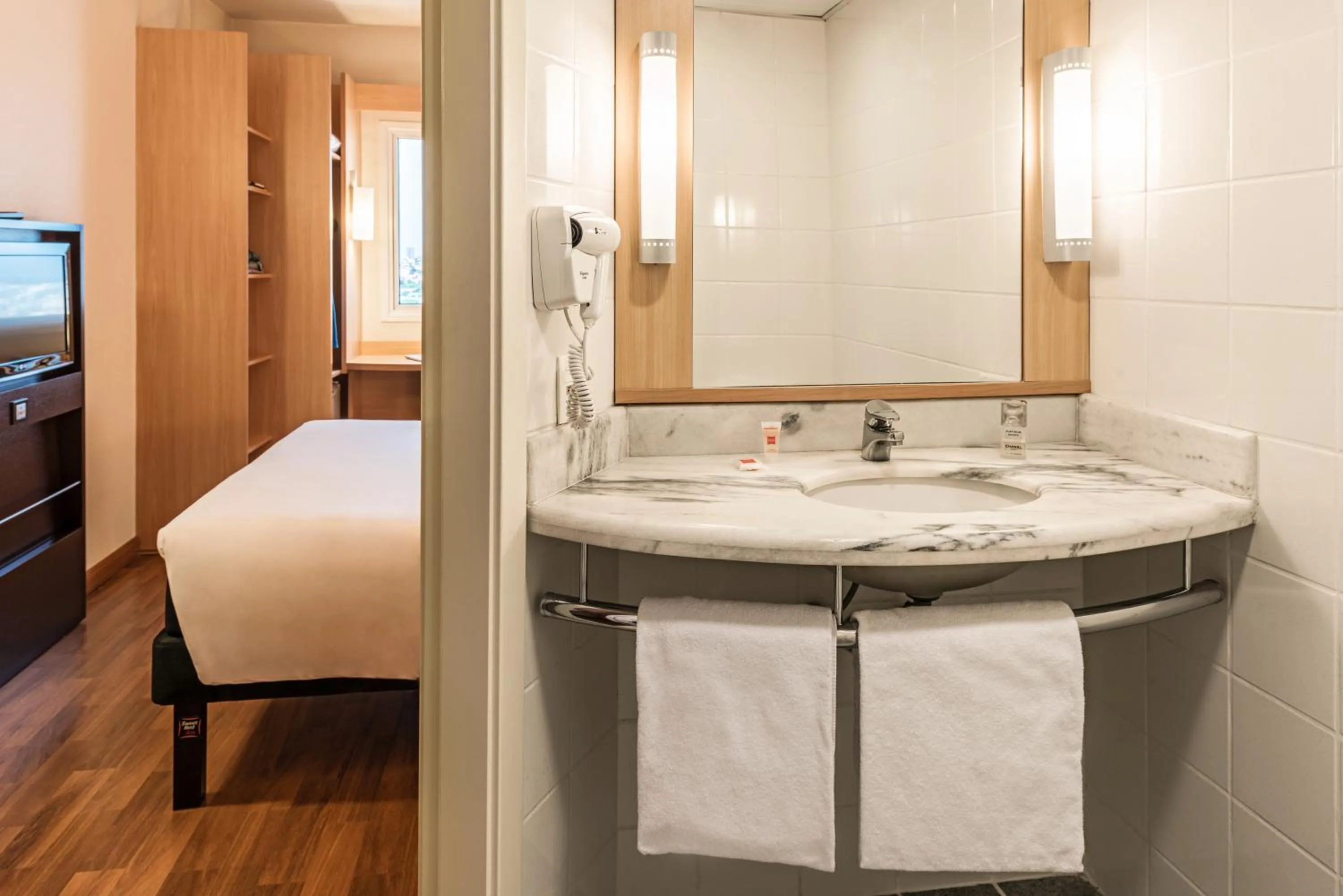 Bathroom, Bed in ibis Sao Paulo Interlagos