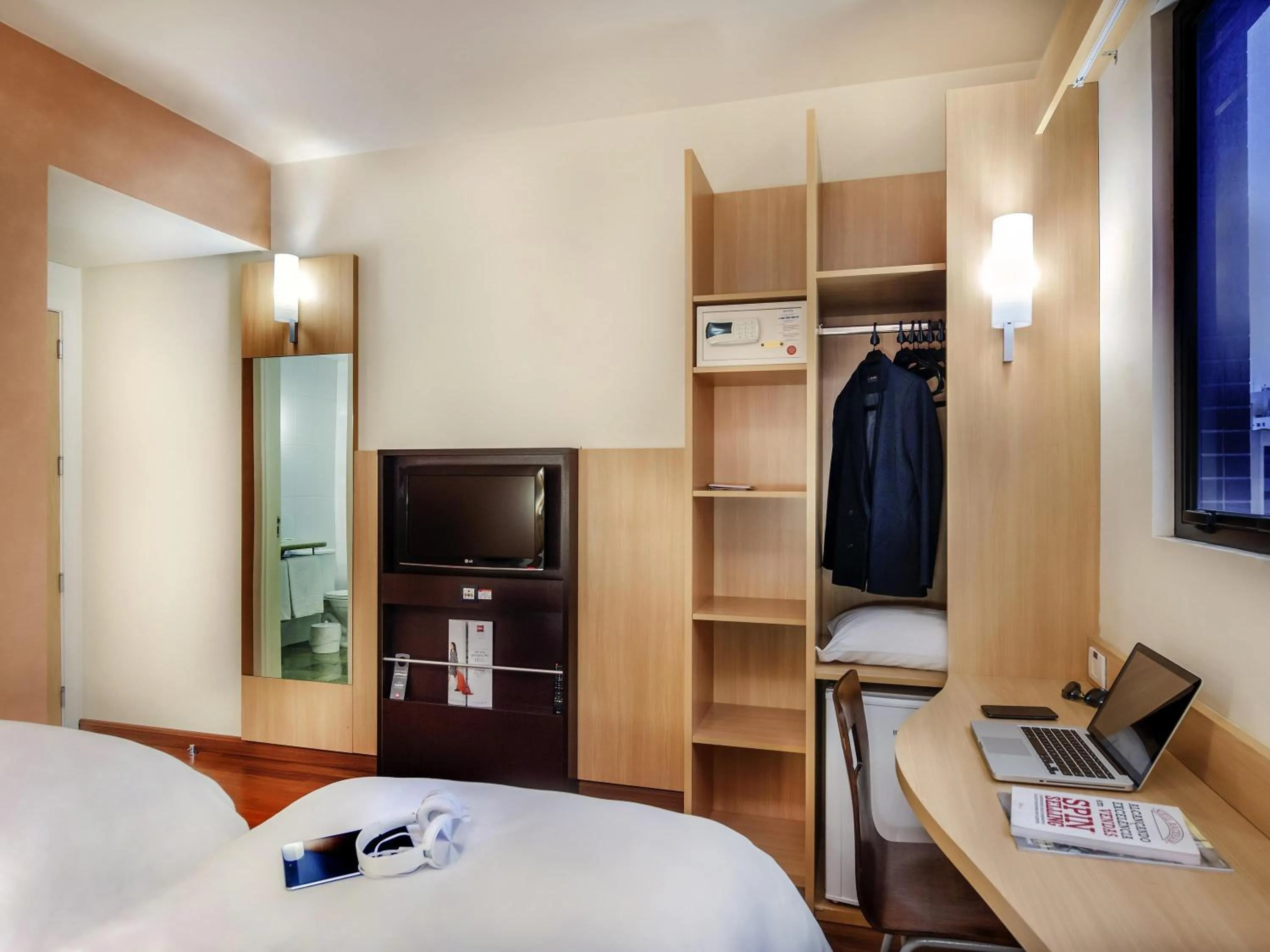 Bedroom, Bed in ibis Curitiba Shopping