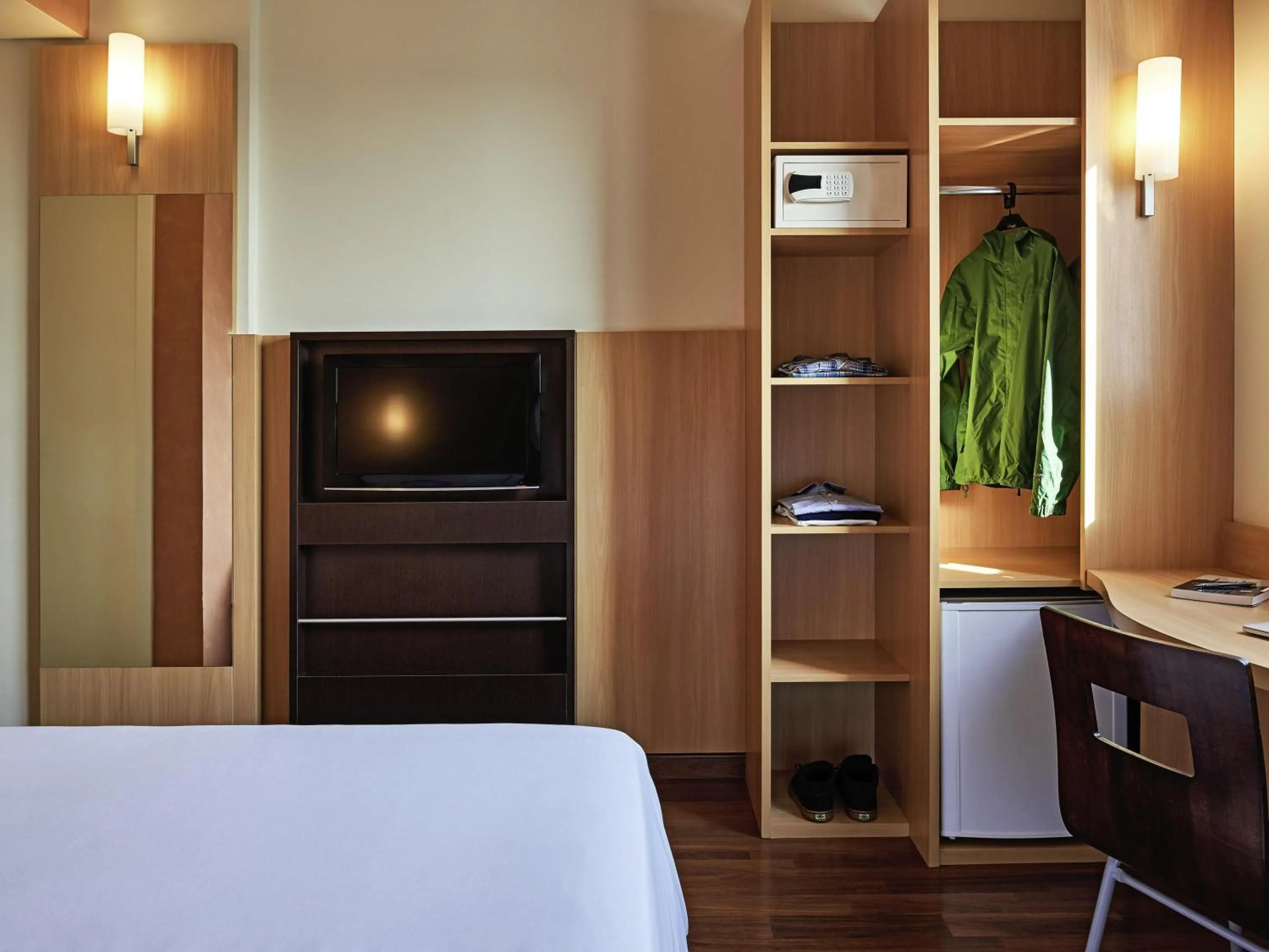 Bedroom, Bed in ibis Curitiba Shopping