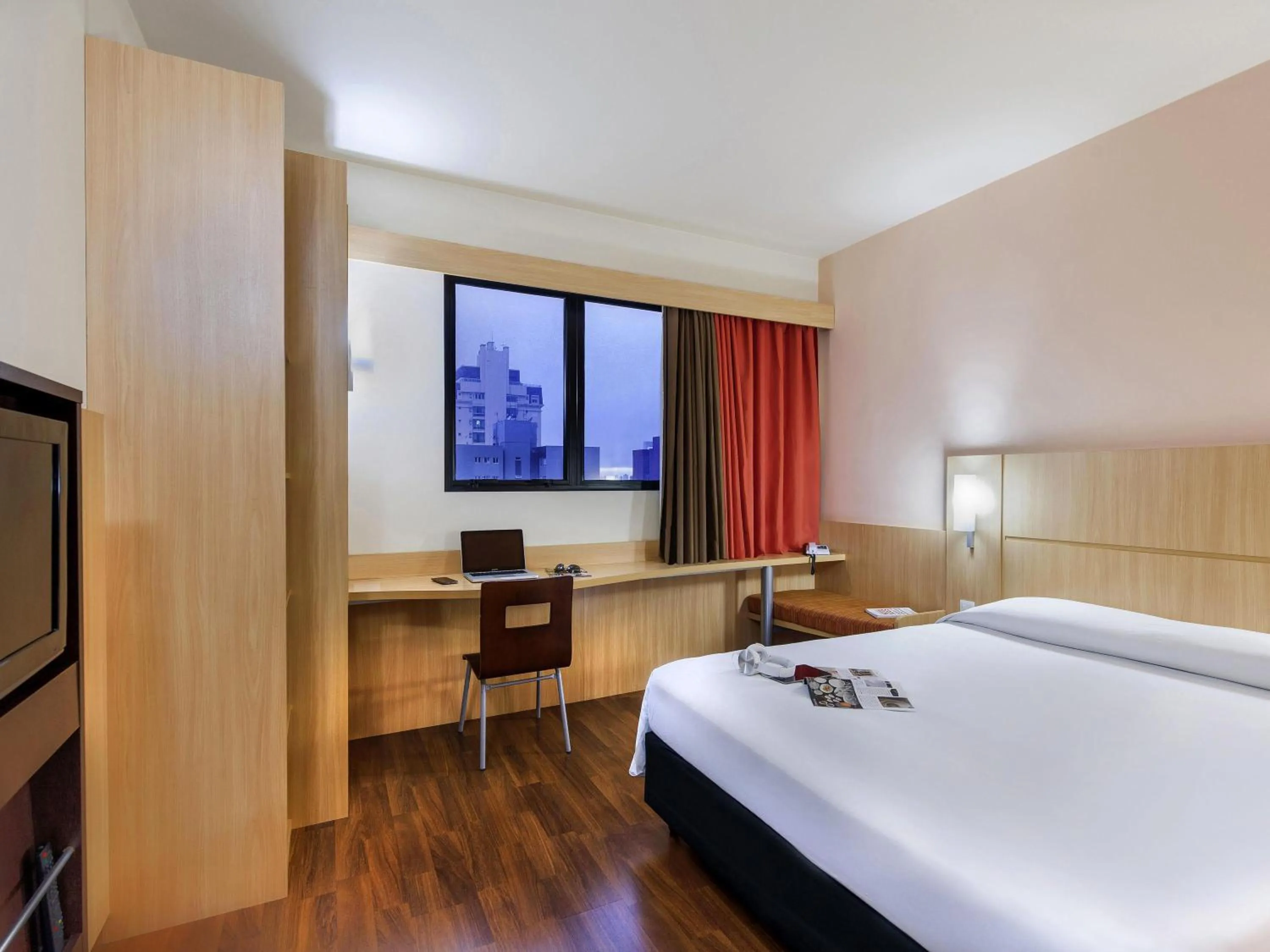 Bedroom, Bed in ibis Curitiba Shopping