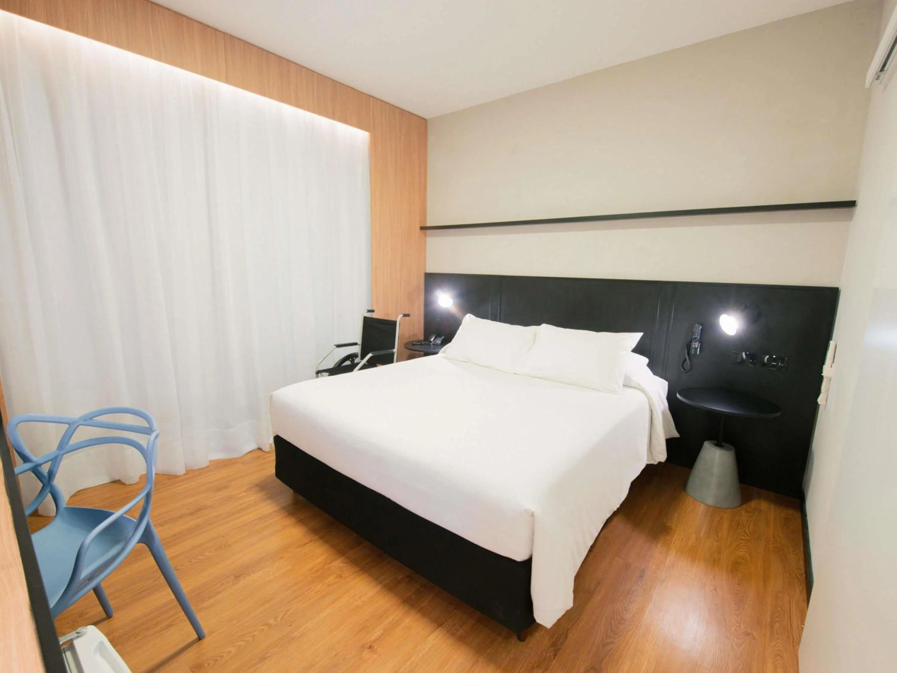 Bedroom, Bed in ibis Curitiba Shopping