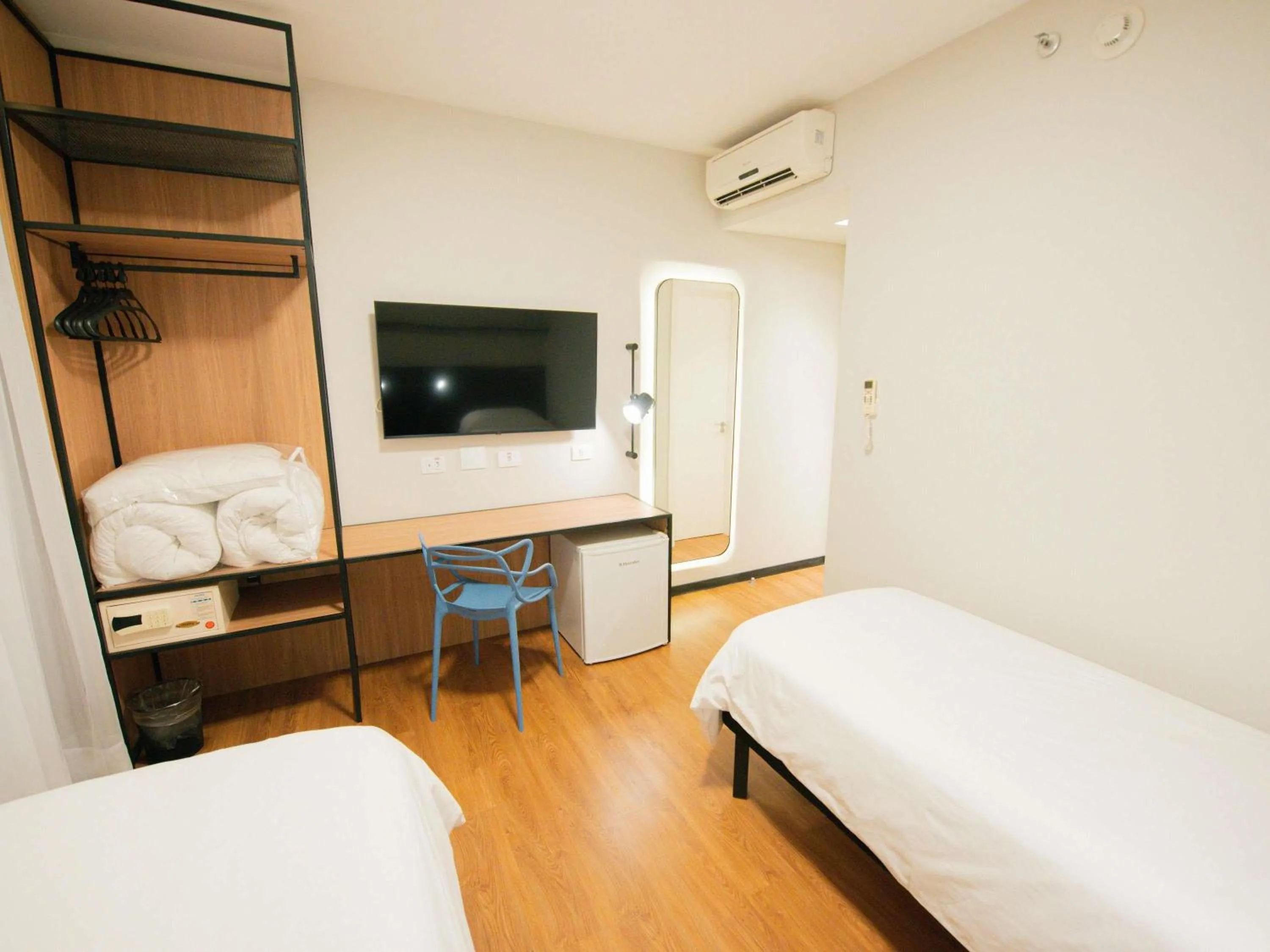 Bedroom, Bed in ibis Curitiba Shopping