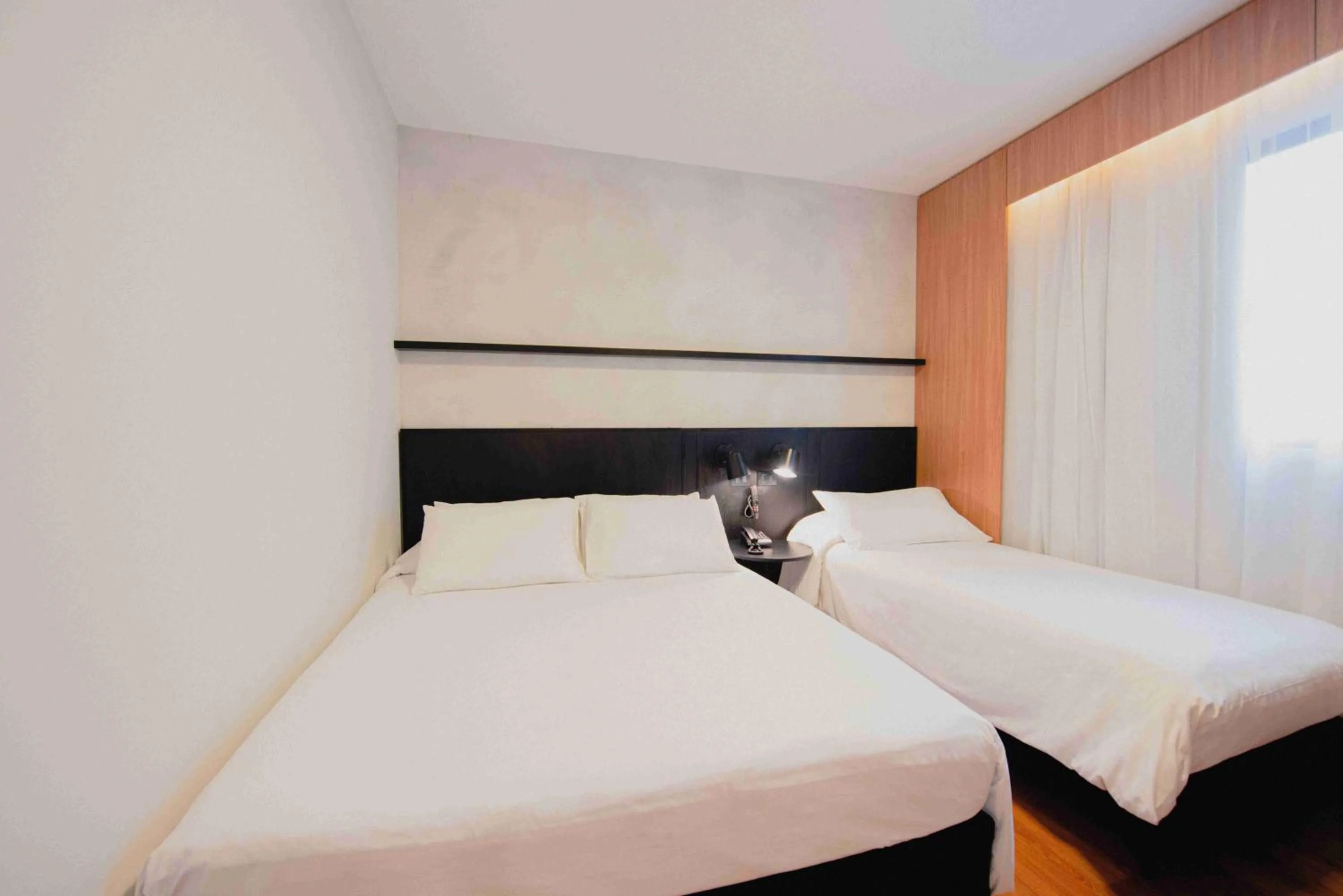 Photo of the whole room, Bed in ibis Curitiba Shopping