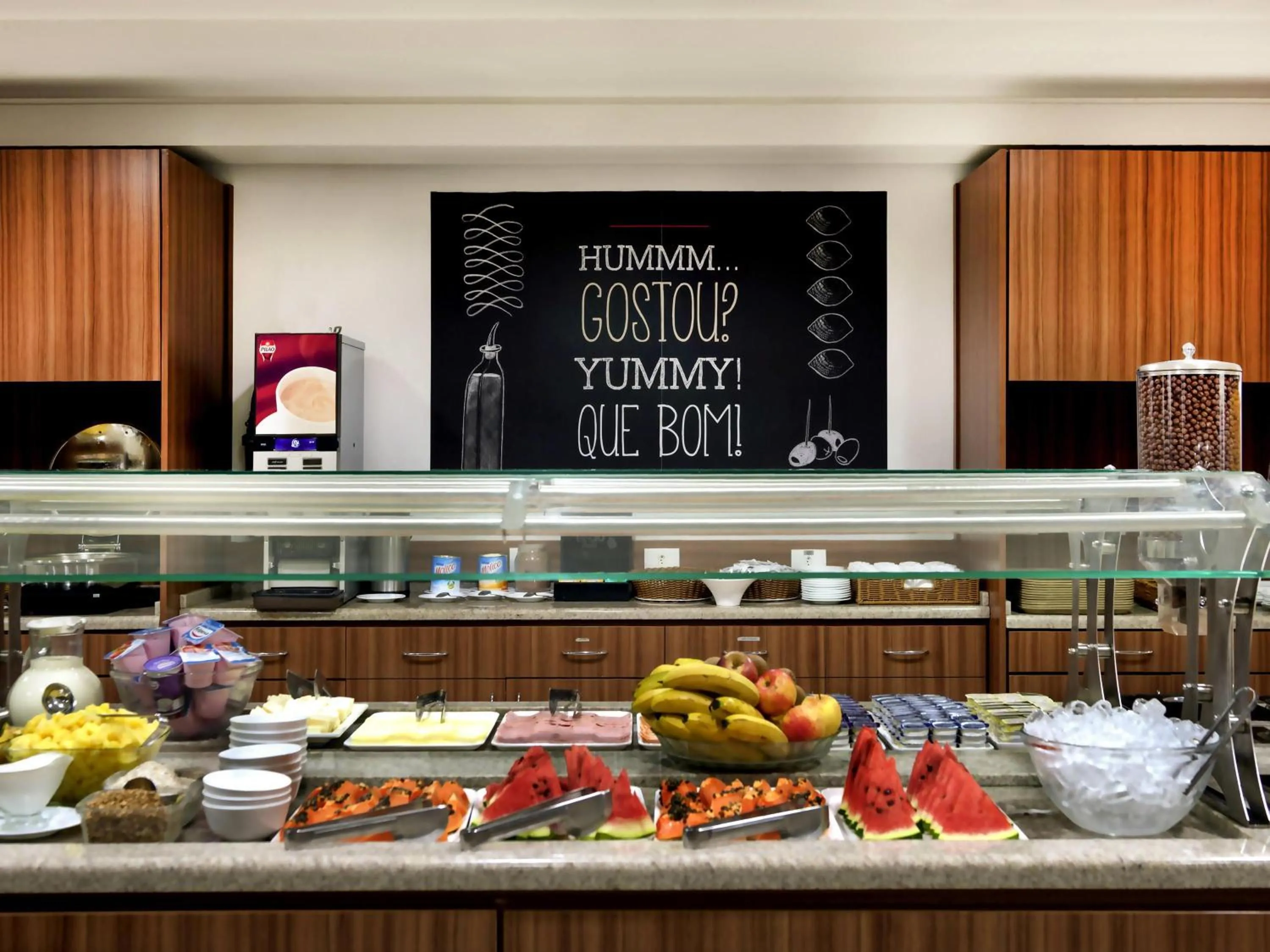 Restaurant/places to eat in ibis Curitiba Shopping