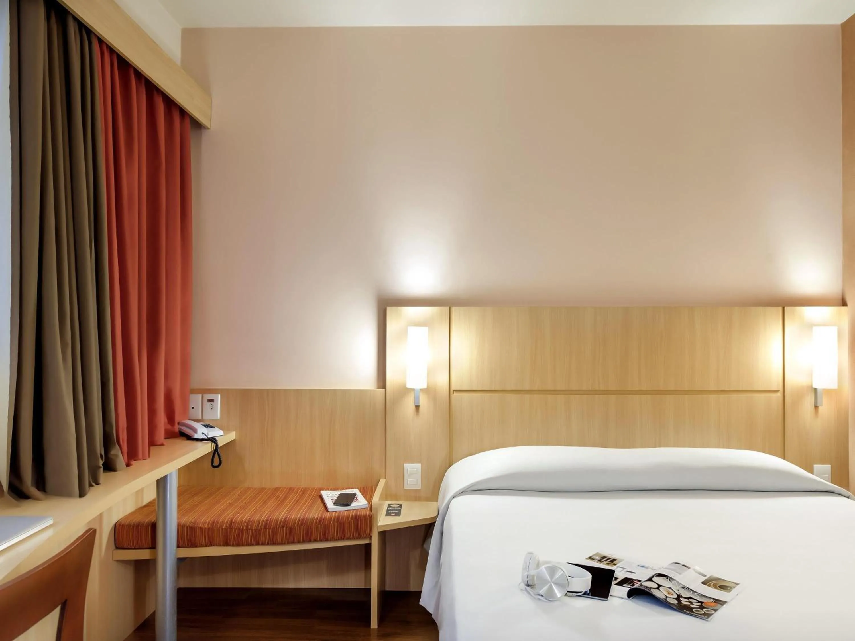 Bedroom, Bed in ibis Curitiba Shopping