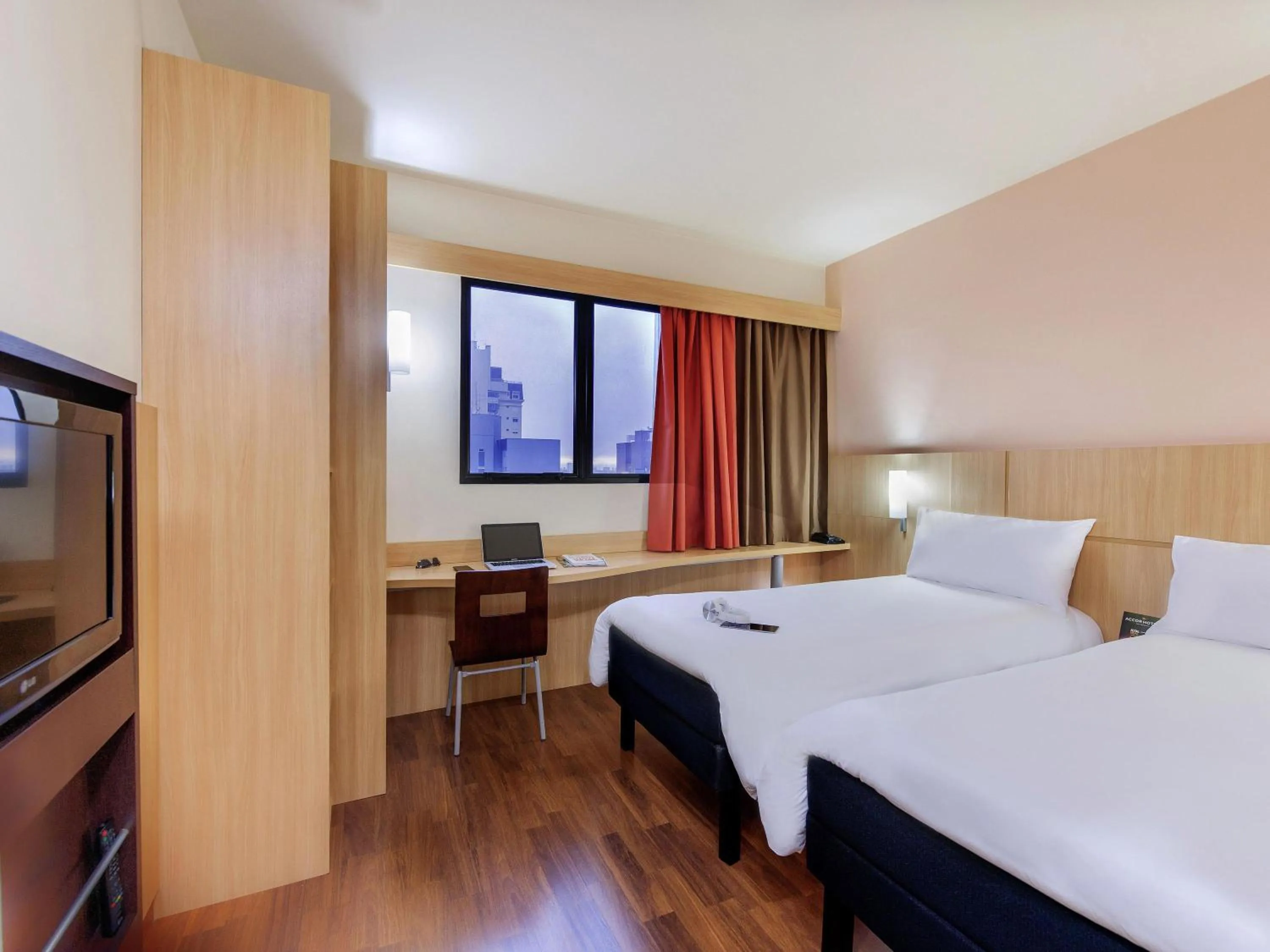 Bedroom, Bed in ibis Curitiba Shopping