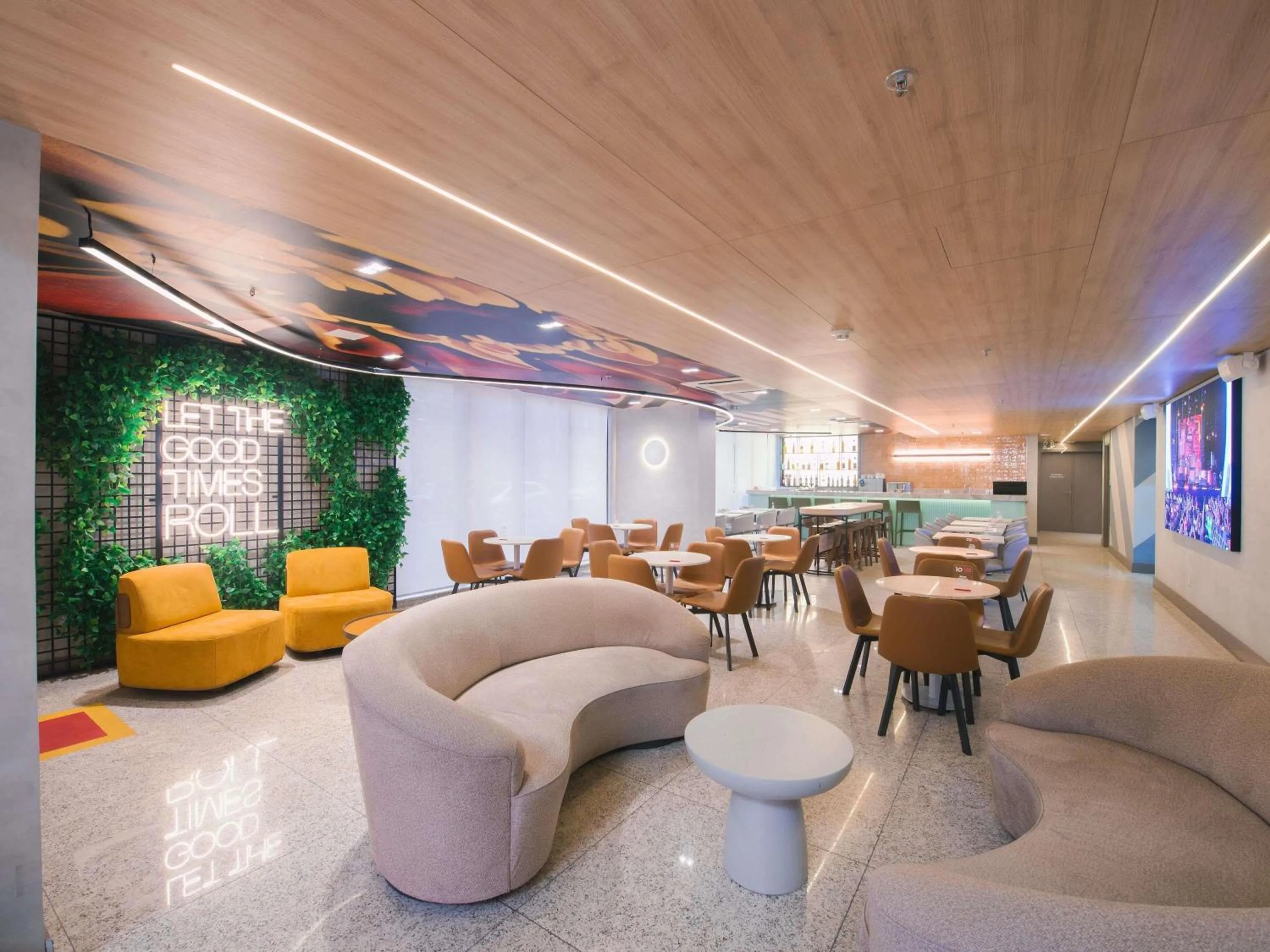 Lounge or bar in ibis Curitiba Shopping