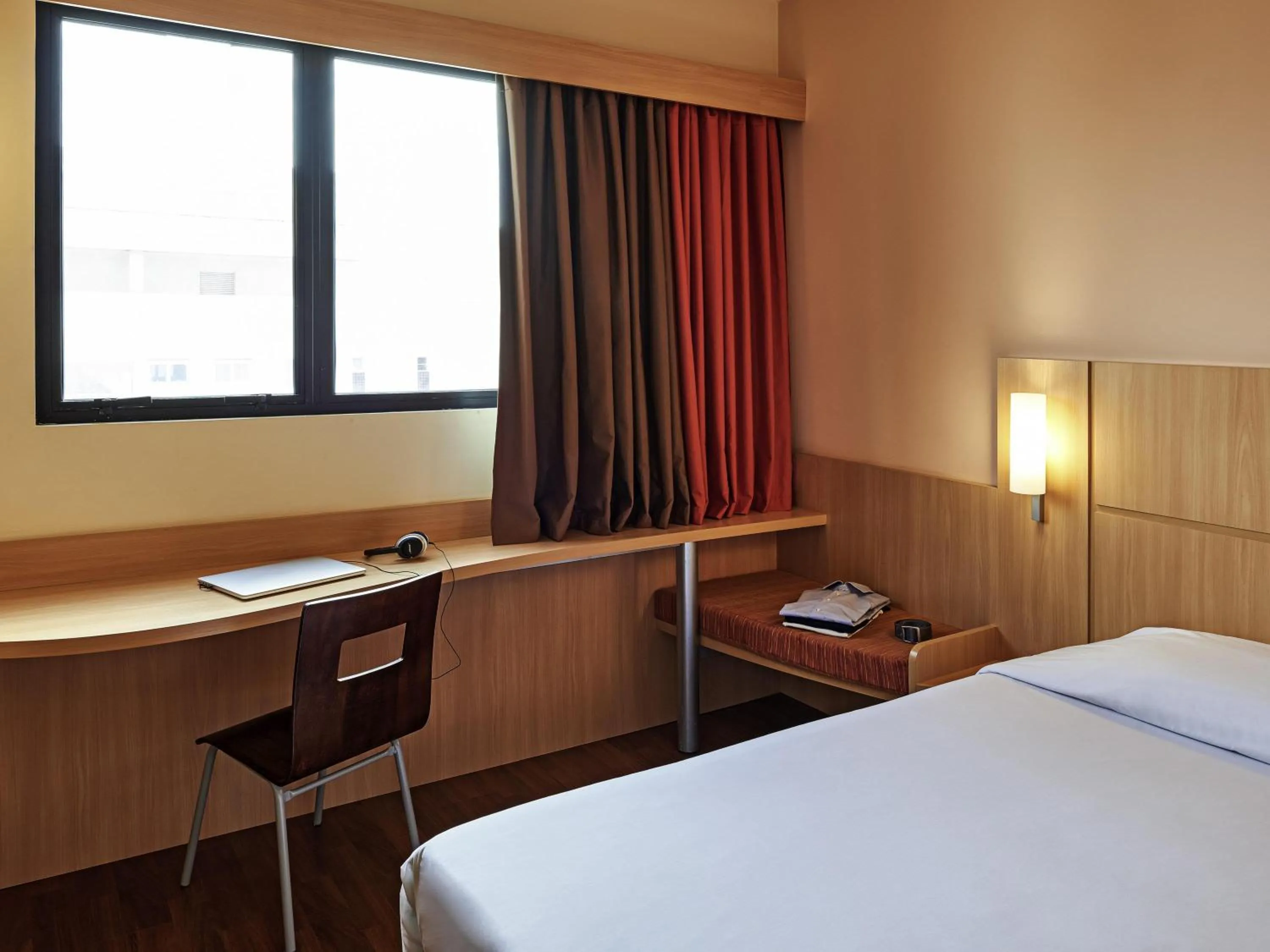 Bedroom, Bed in ibis Curitiba Shopping