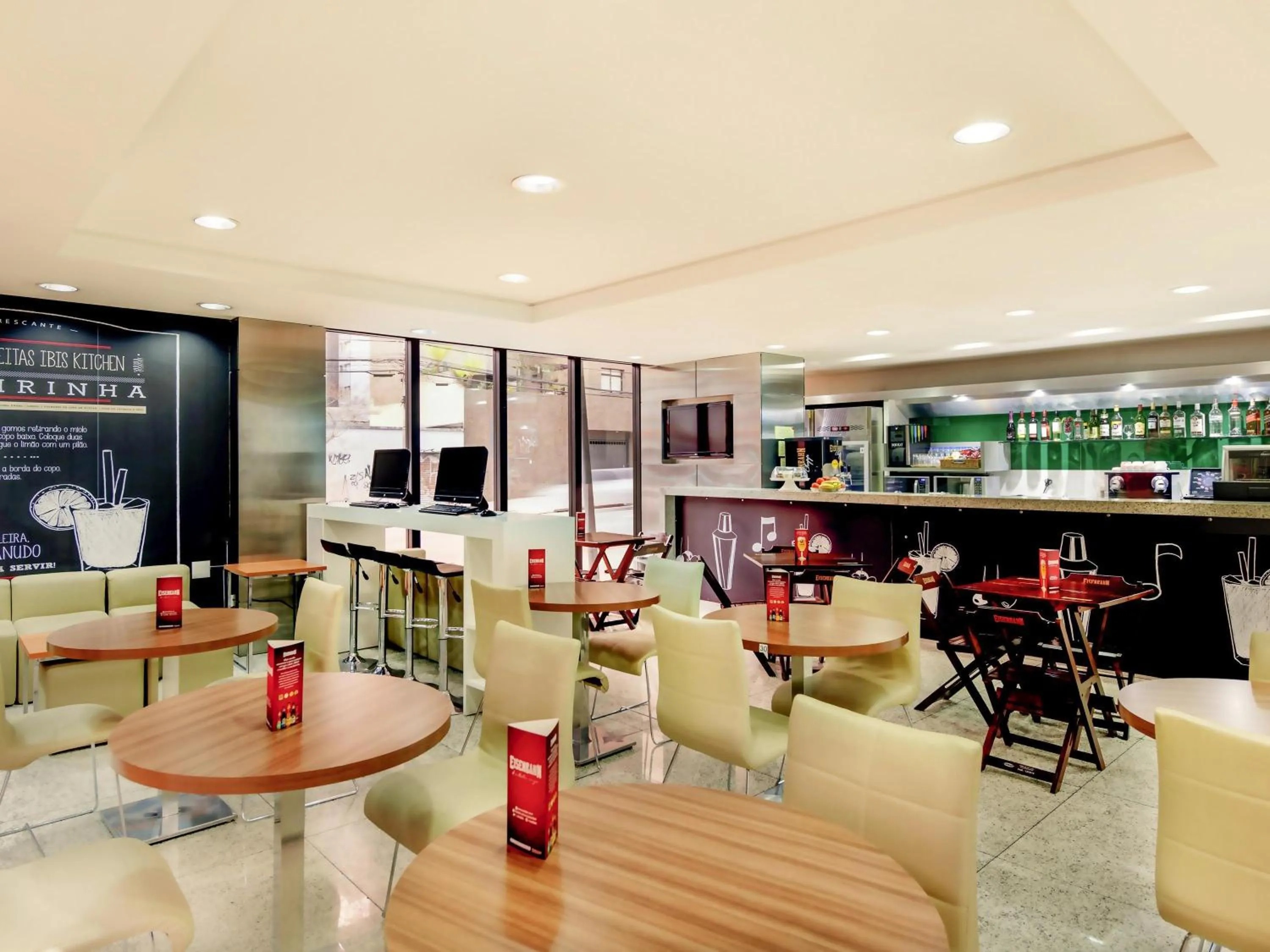 Lounge or bar in ibis Curitiba Shopping