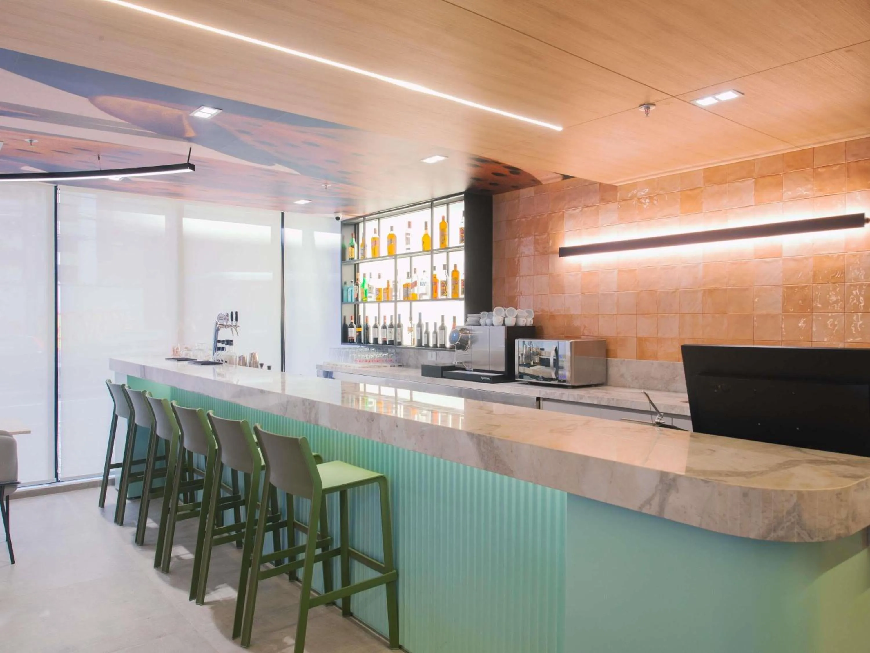 Lounge or bar in ibis Curitiba Shopping