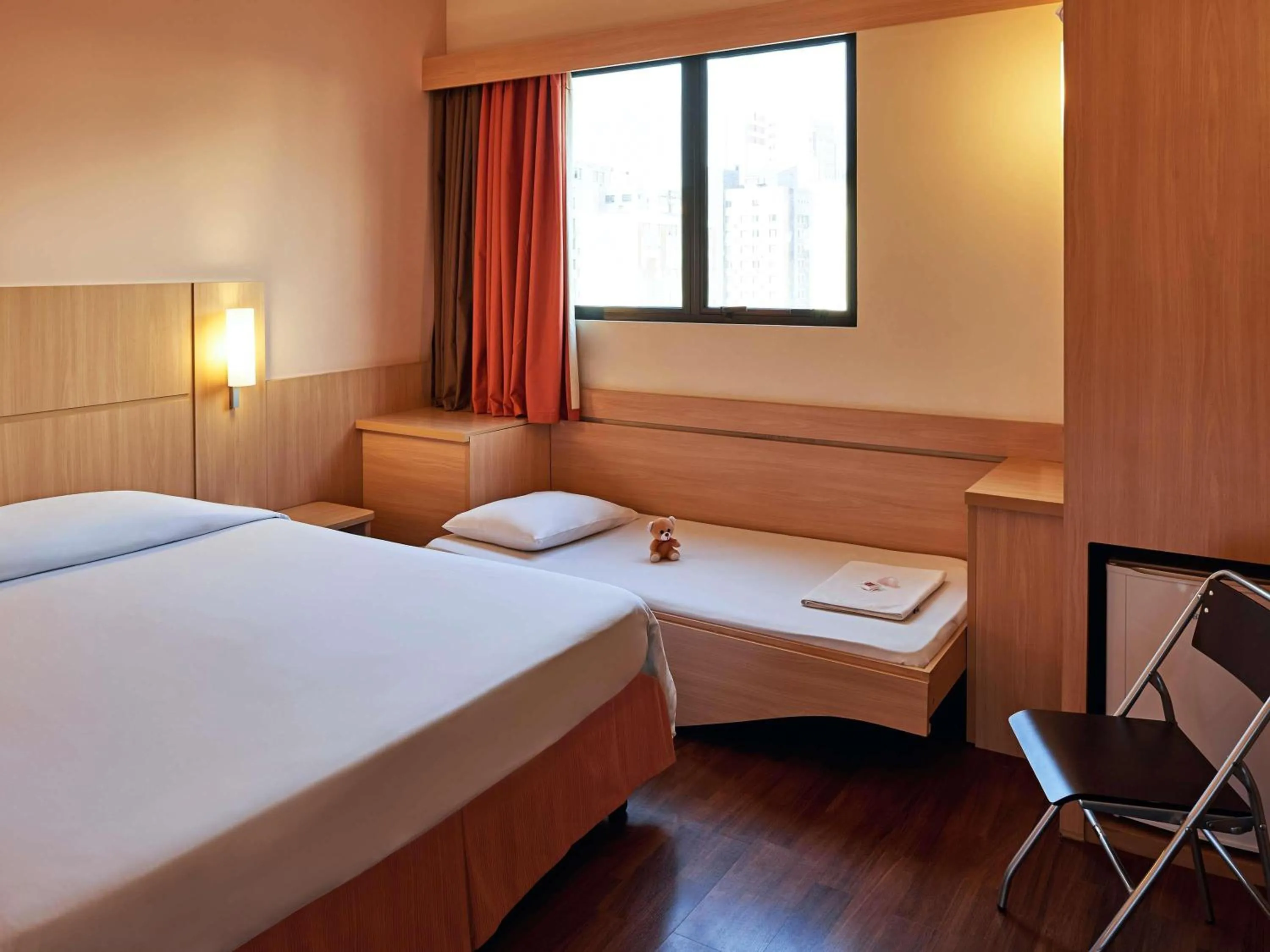 Bedroom, Bed in ibis Curitiba Shopping