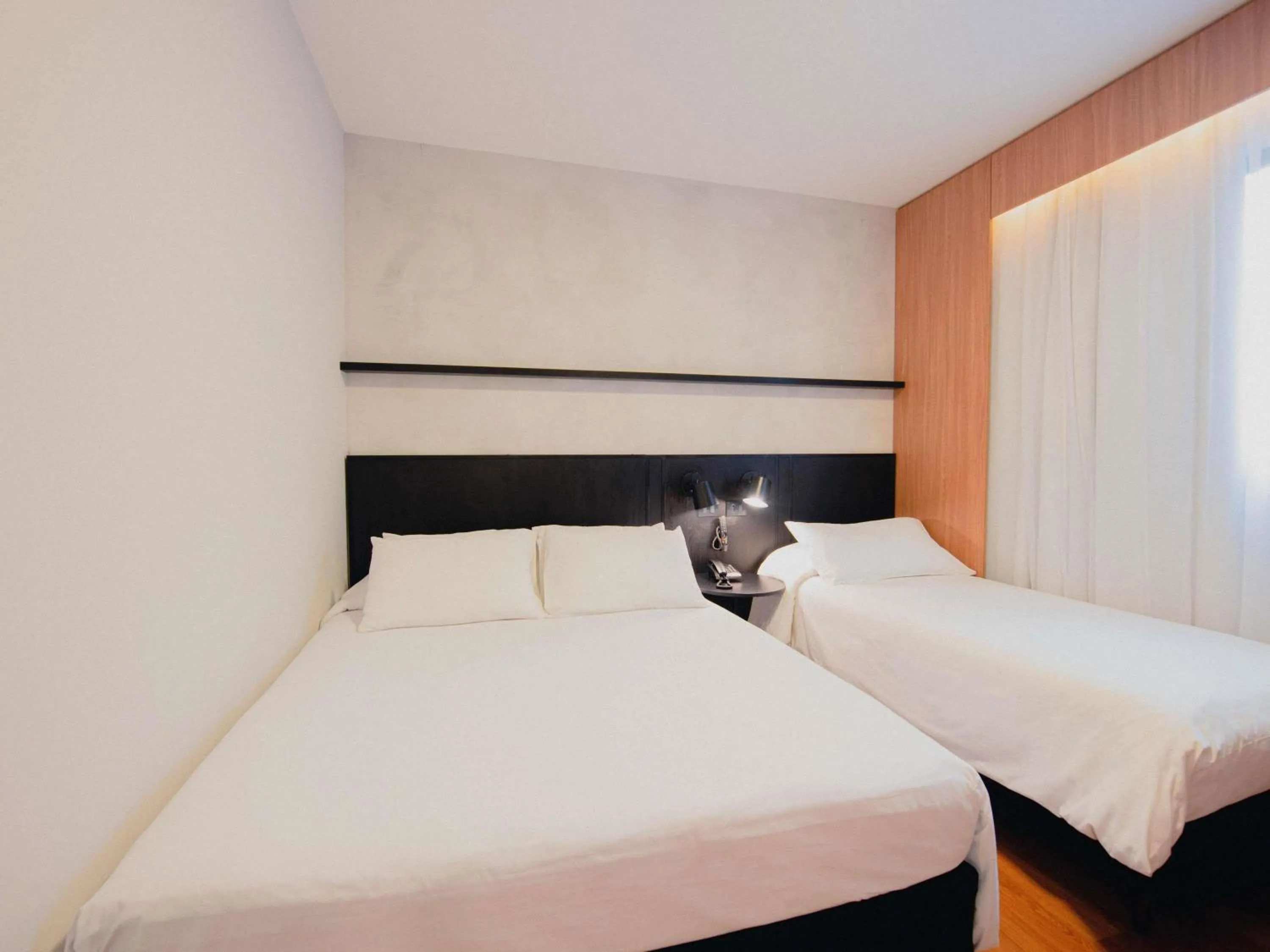 Bedroom, Bed in ibis Curitiba Shopping