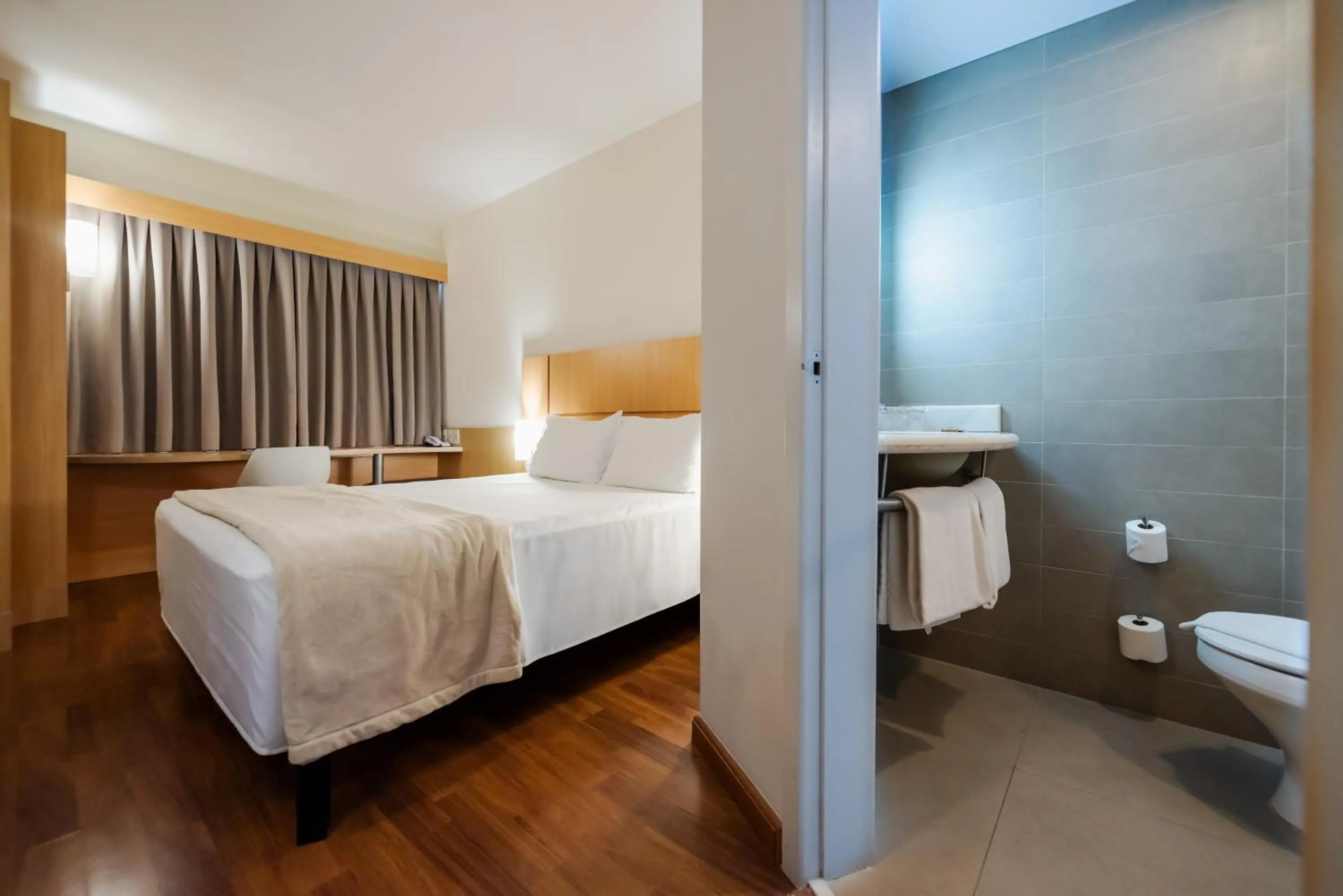 Property building, Bed in Ibis Florianopolis
