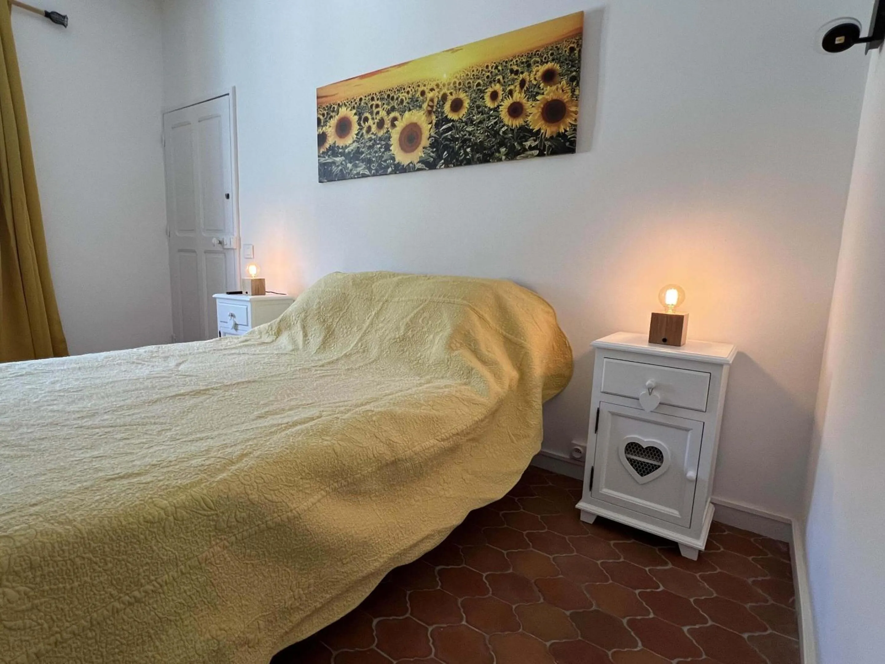 Bedroom, Bed in La Figuiere Fontaine de Vaucluse