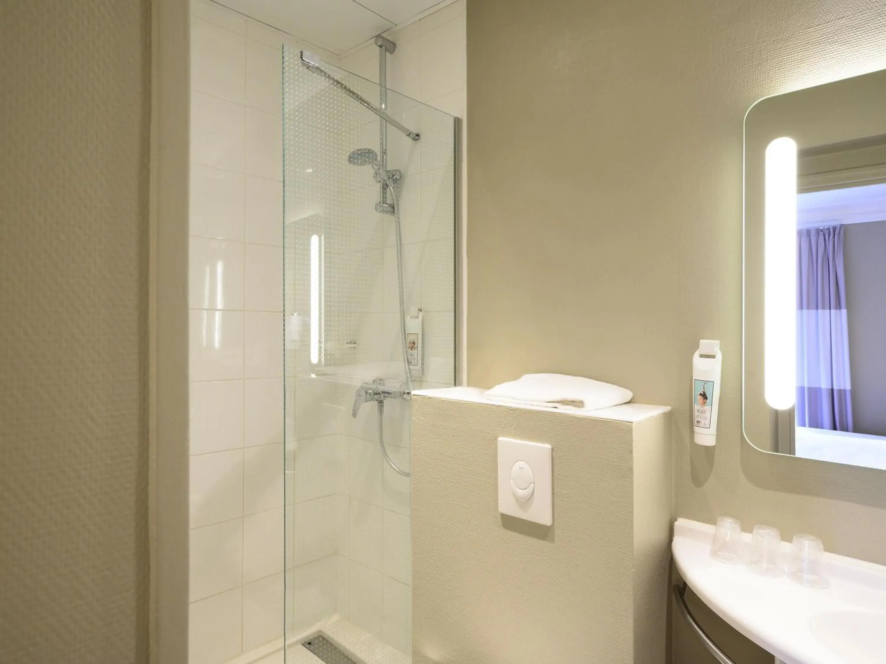 Standard Double Room in ibis Paris Tour Montparnasse 15eme Standard Double Room in ibis Paris Tour Montparnasse 15eme