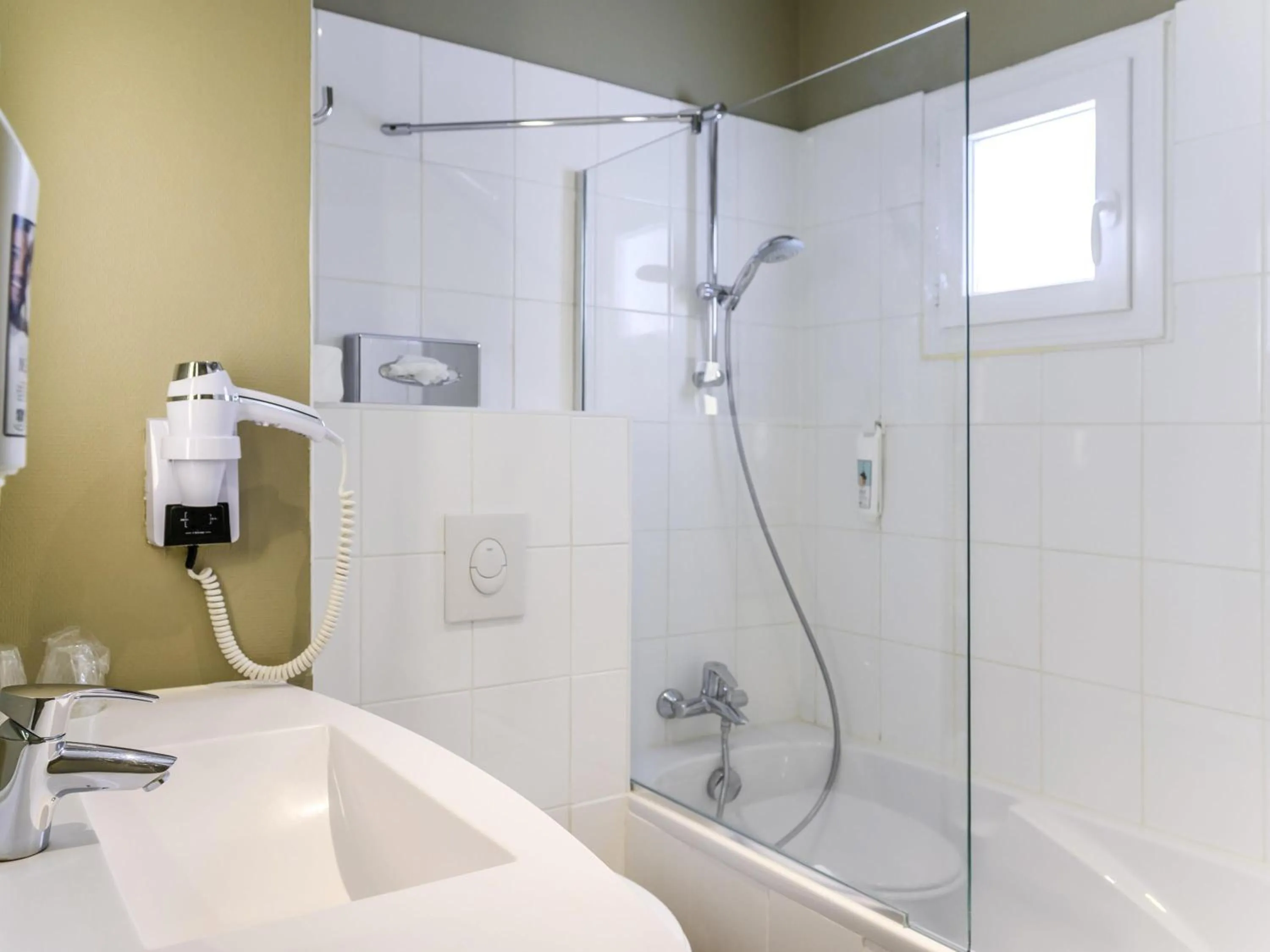 Bedroom in ibis Paris Tour Montparnasse 15eme