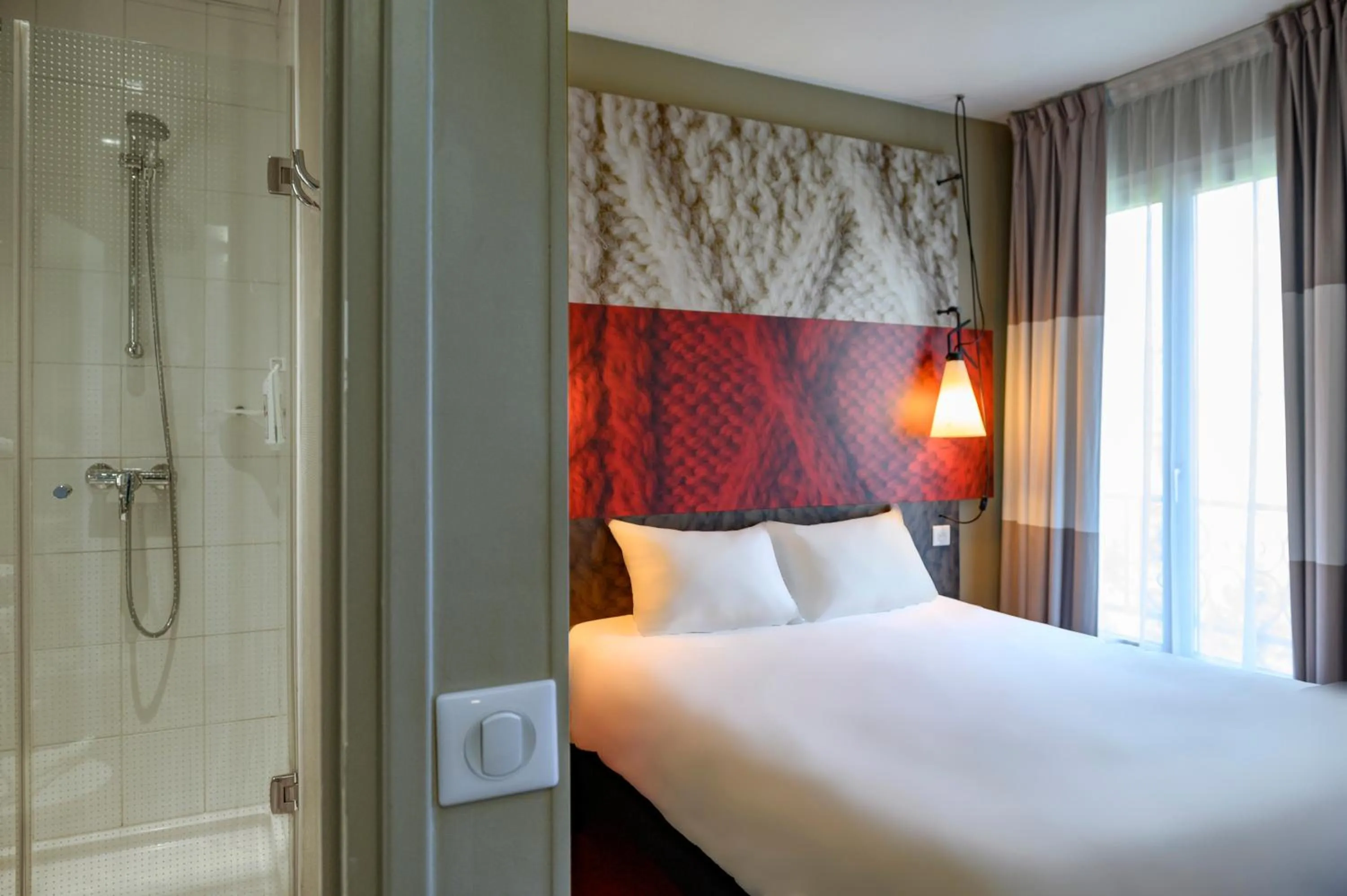 Shower, Bed in ibis Paris Tour Montparnasse 15eme