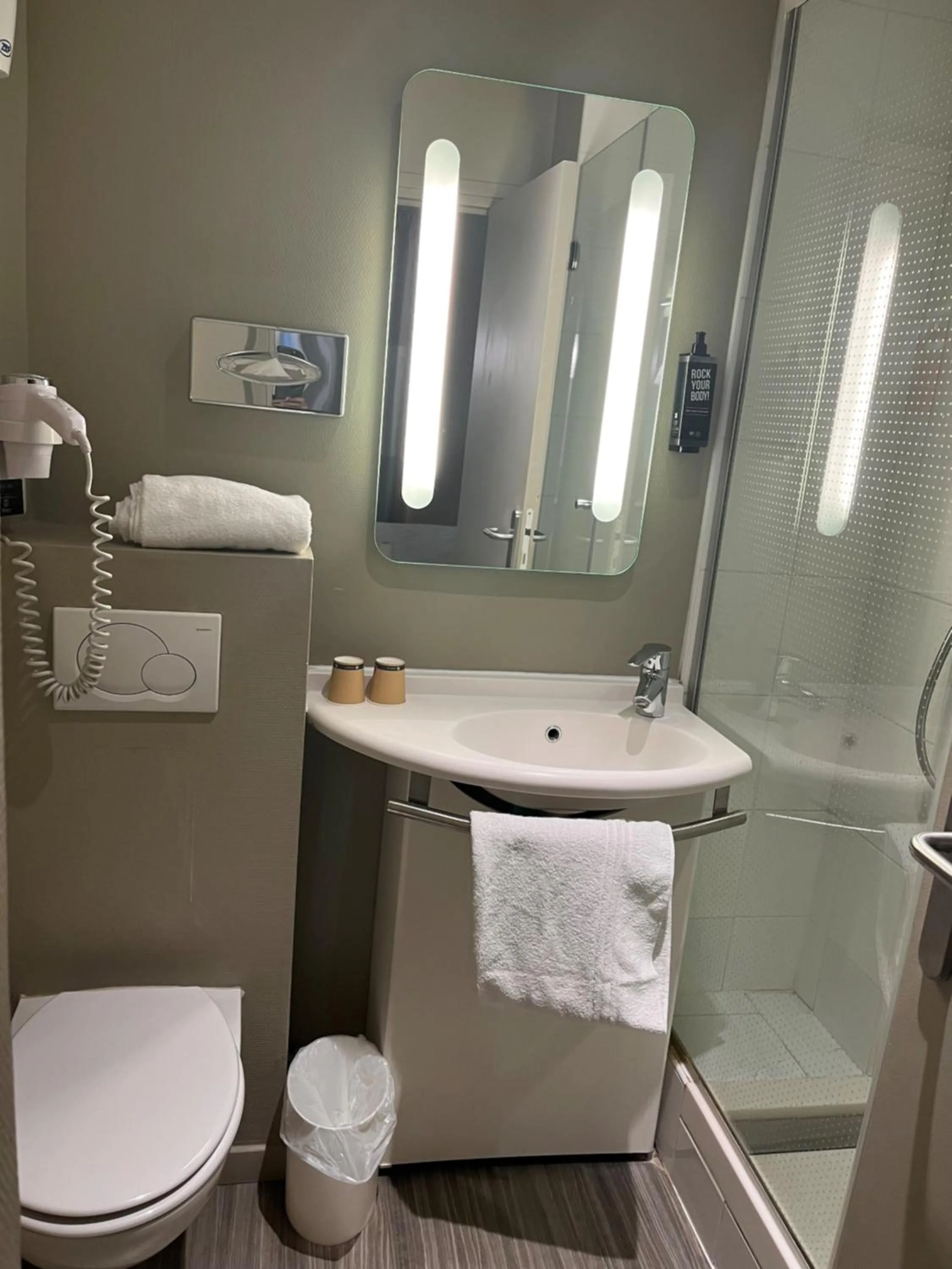 Bathroom in ibis Paris Tour Montparnasse 15eme