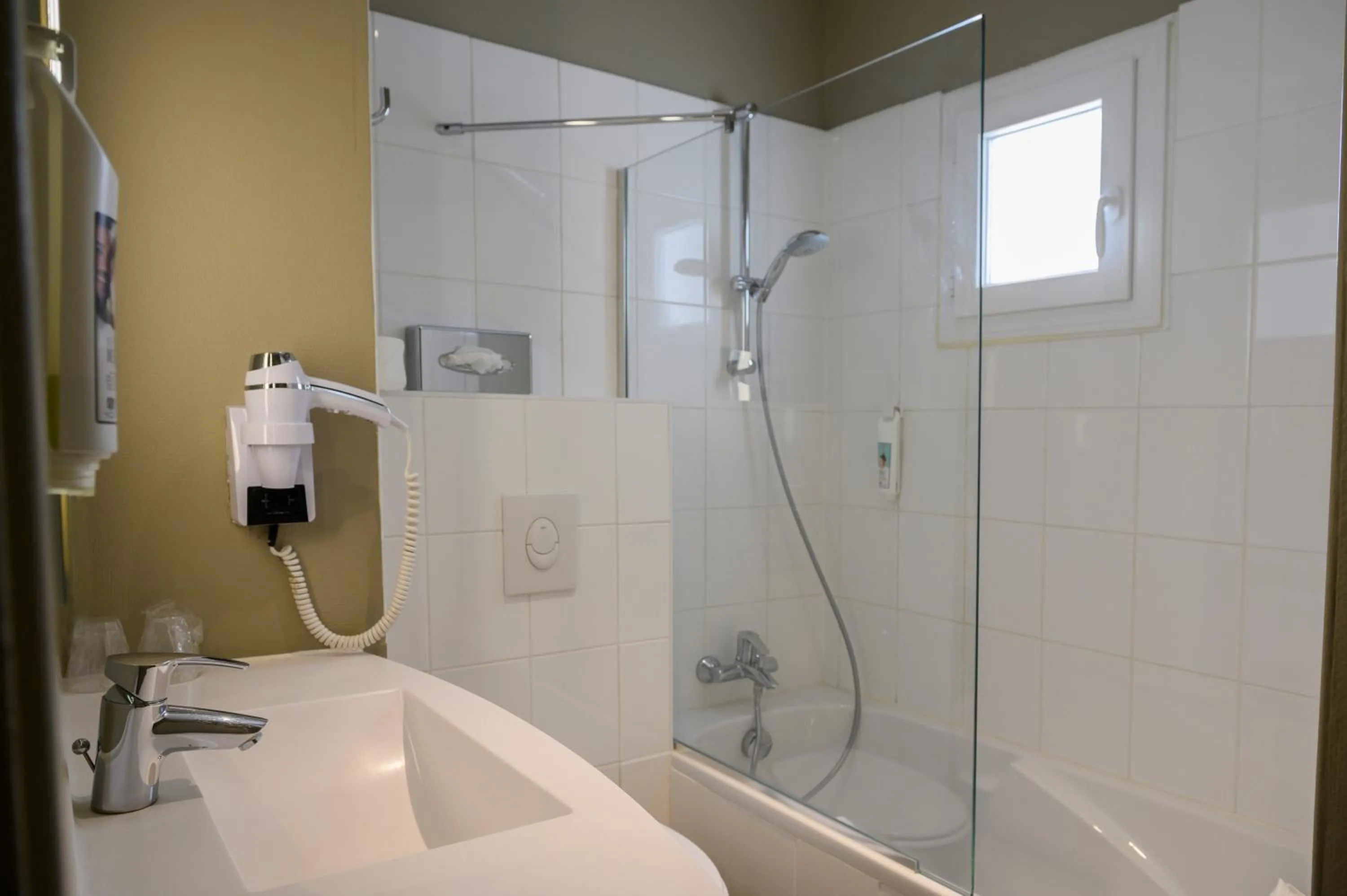 Bathroom in ibis Paris Tour Montparnasse 15eme