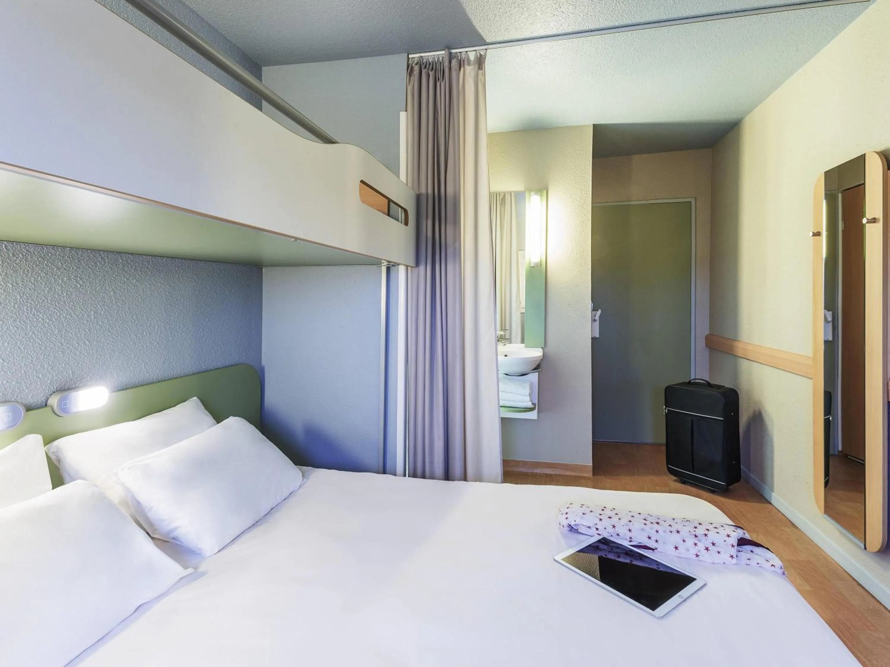 Bedroom, Bed in ibis budget Cabourg Dives sur Mer