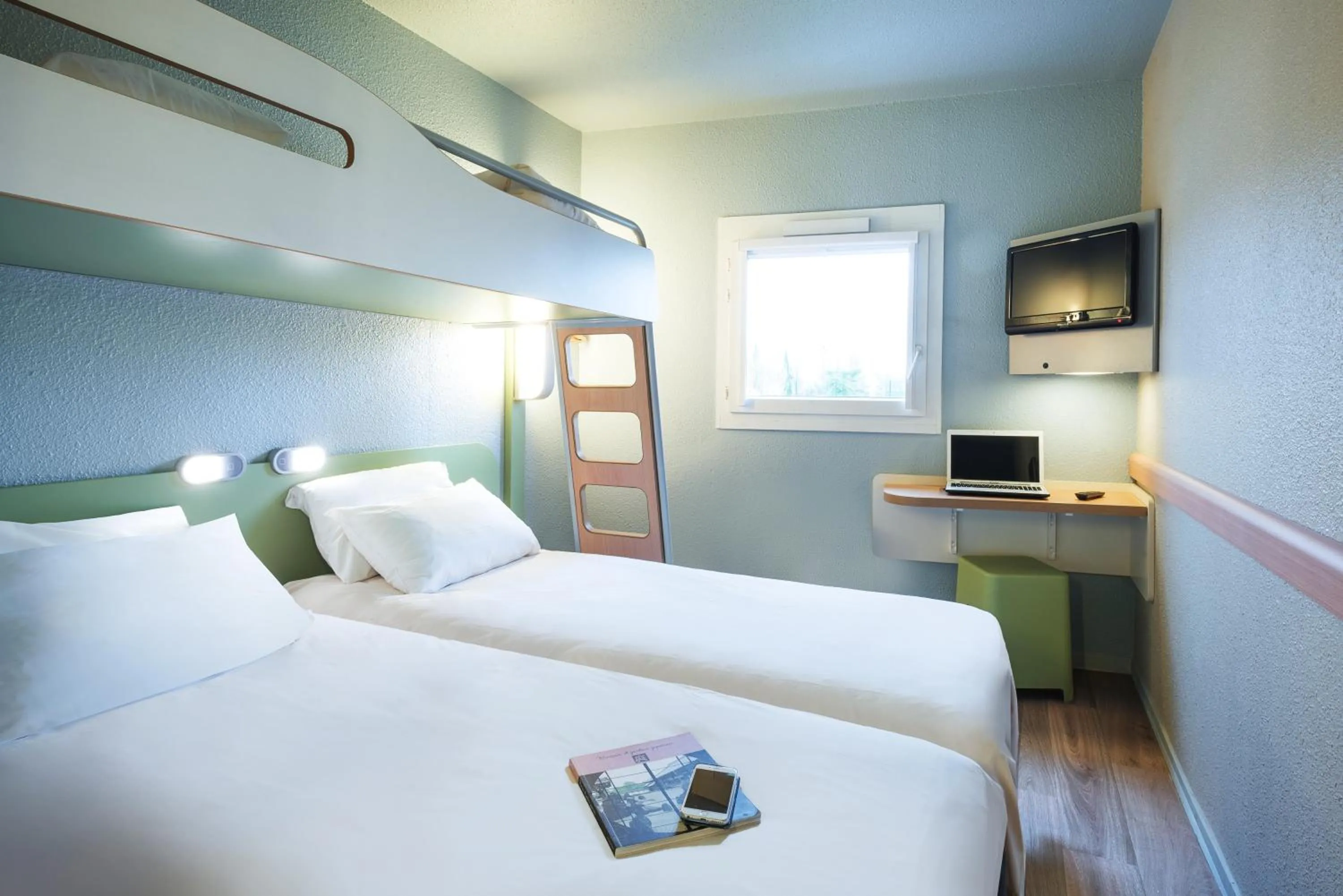 Shower, Bed in ibis budget Cabourg Dives sur Mer
