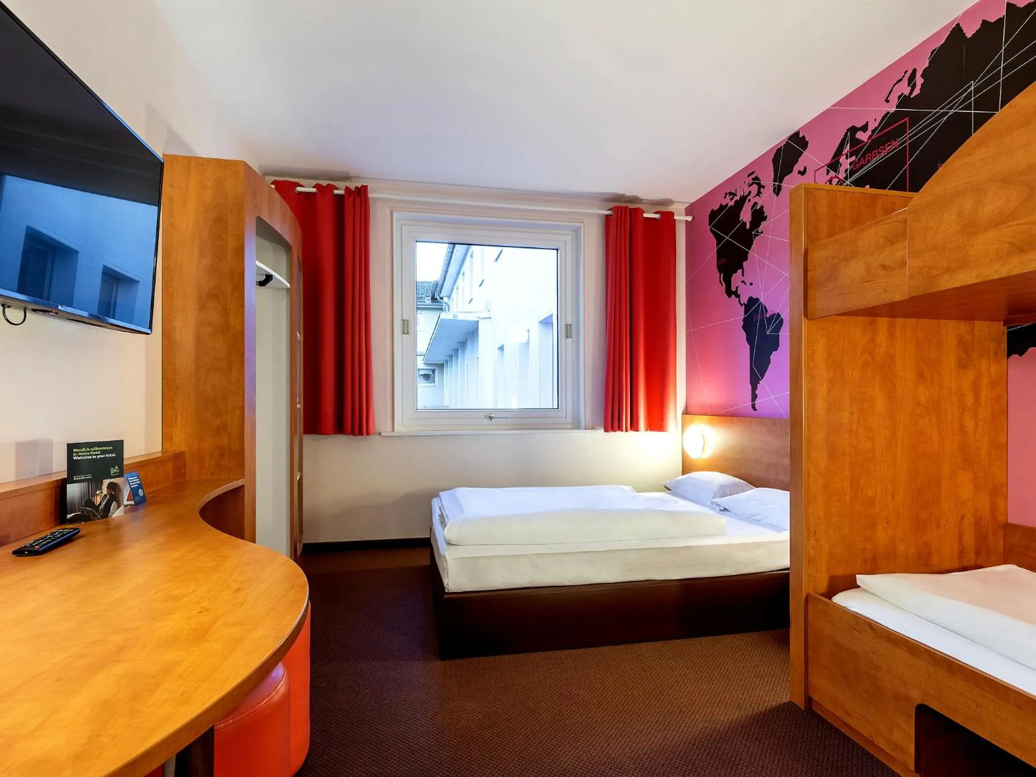 Day, Bed in Hotel Hannover-Garbsen