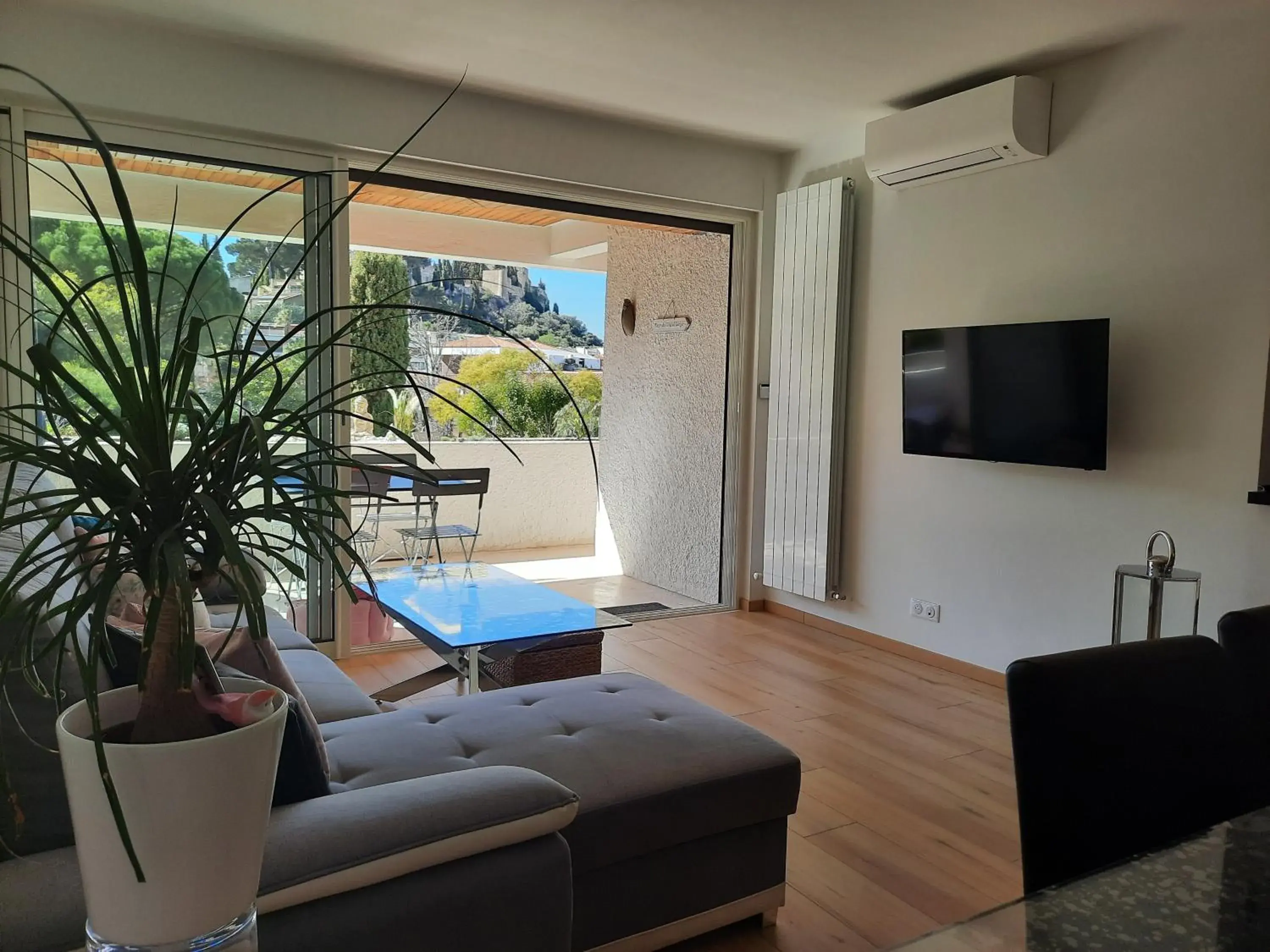 Mon petit Paradis, Cassis centre Apt 90 m2, 200 m Mer, terr plein sud, clim park privé Mon petit Paradis, Cassis centre Apt 90 m2, 200 m Mer, terr plein sud, clim park privé