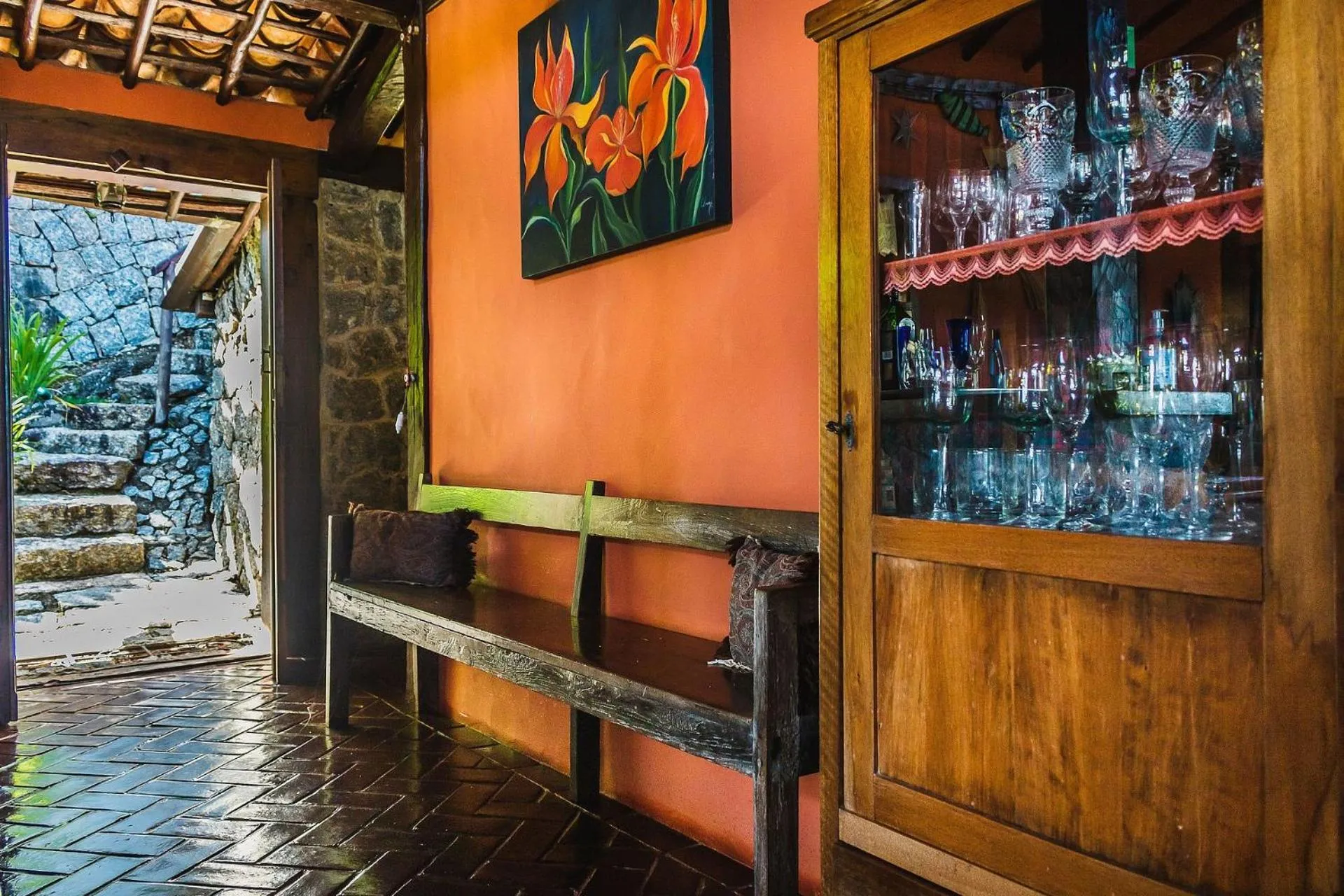 Decorative detail in Casa com piscina de borda infinita perto da praia