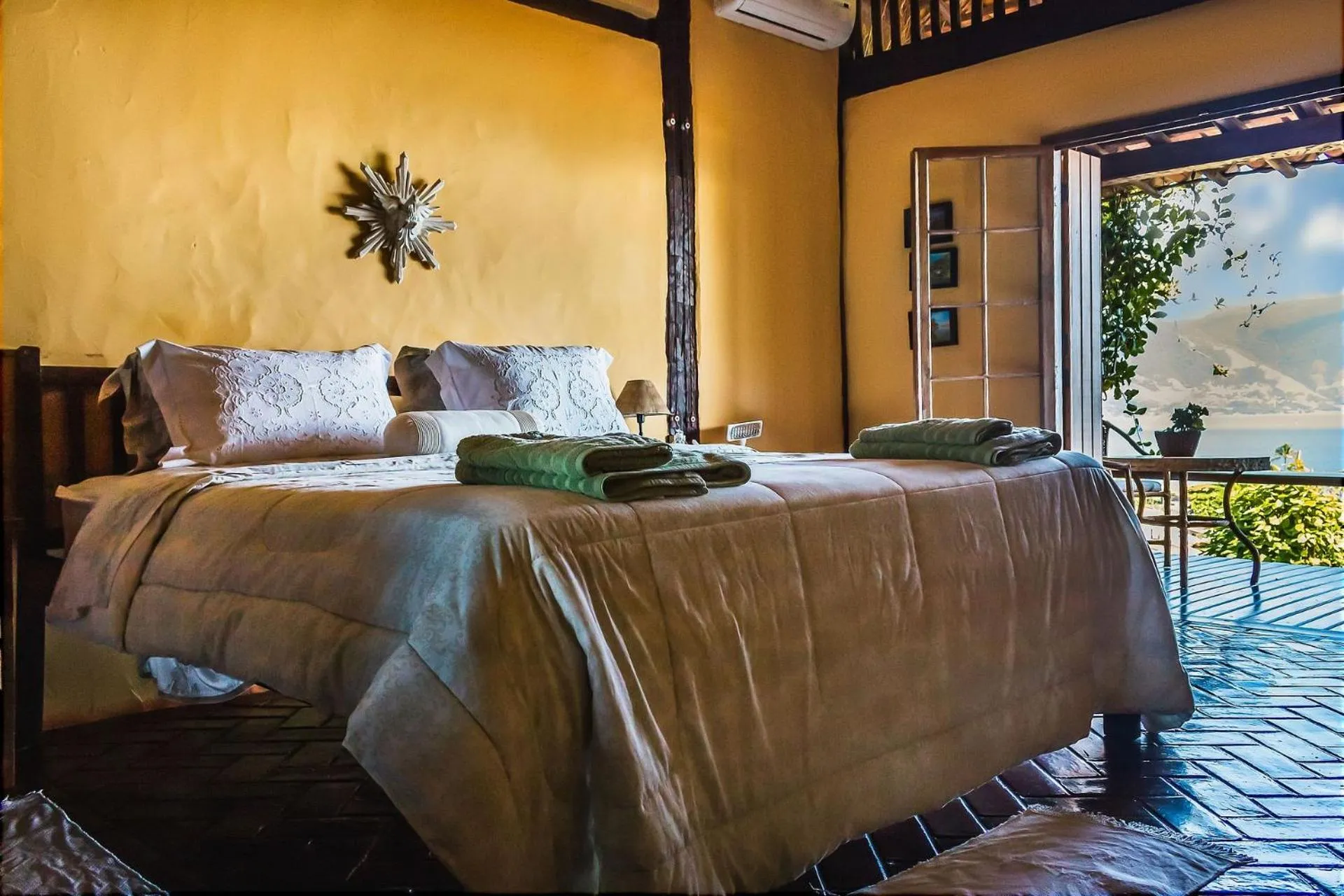 Photo of the whole room, Bed in Casa com piscina de borda infinita perto da praia