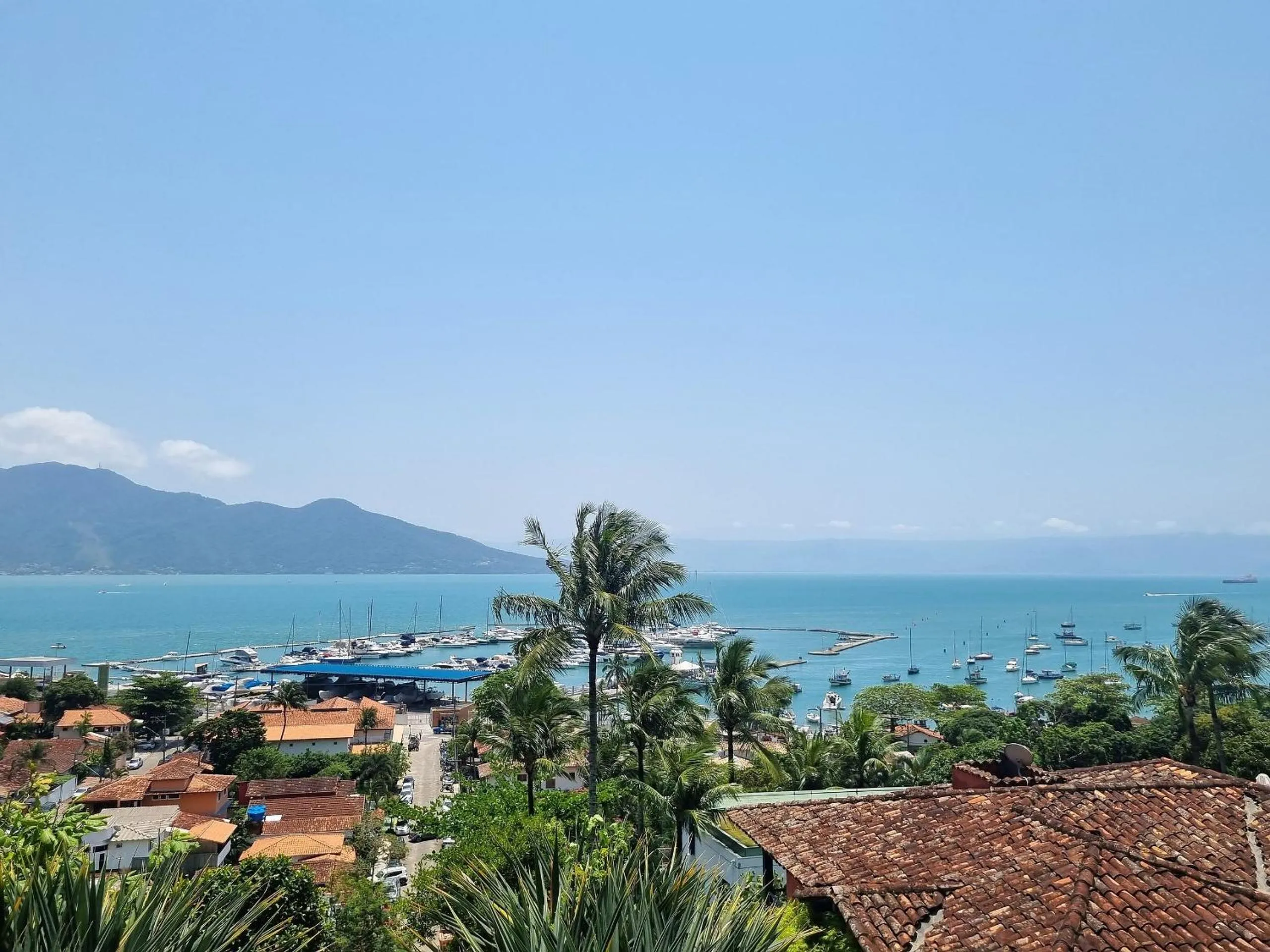 Pool view in Casa com piscina de borda infinita perto da praia