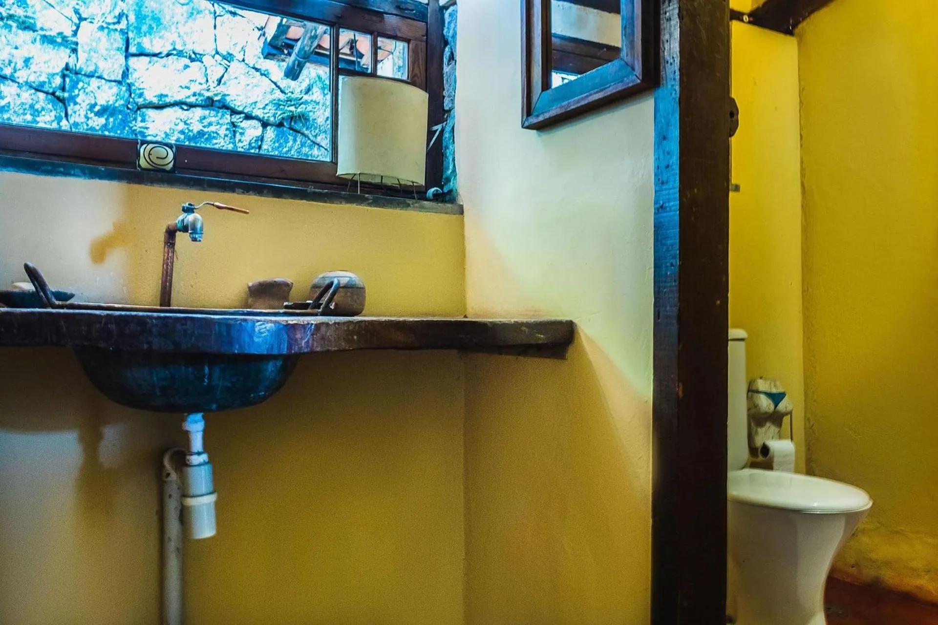 Toilet in Casa com piscina de borda infinita perto da praia