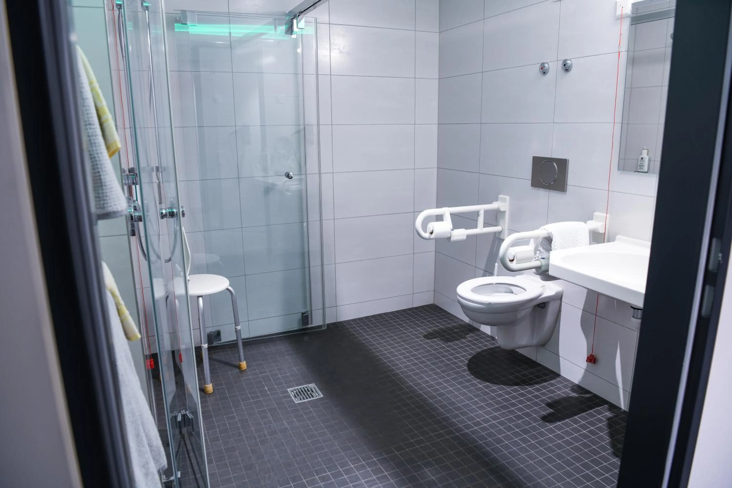 Shower in Fischer's Hotel Brauhaus 24h Self Check In