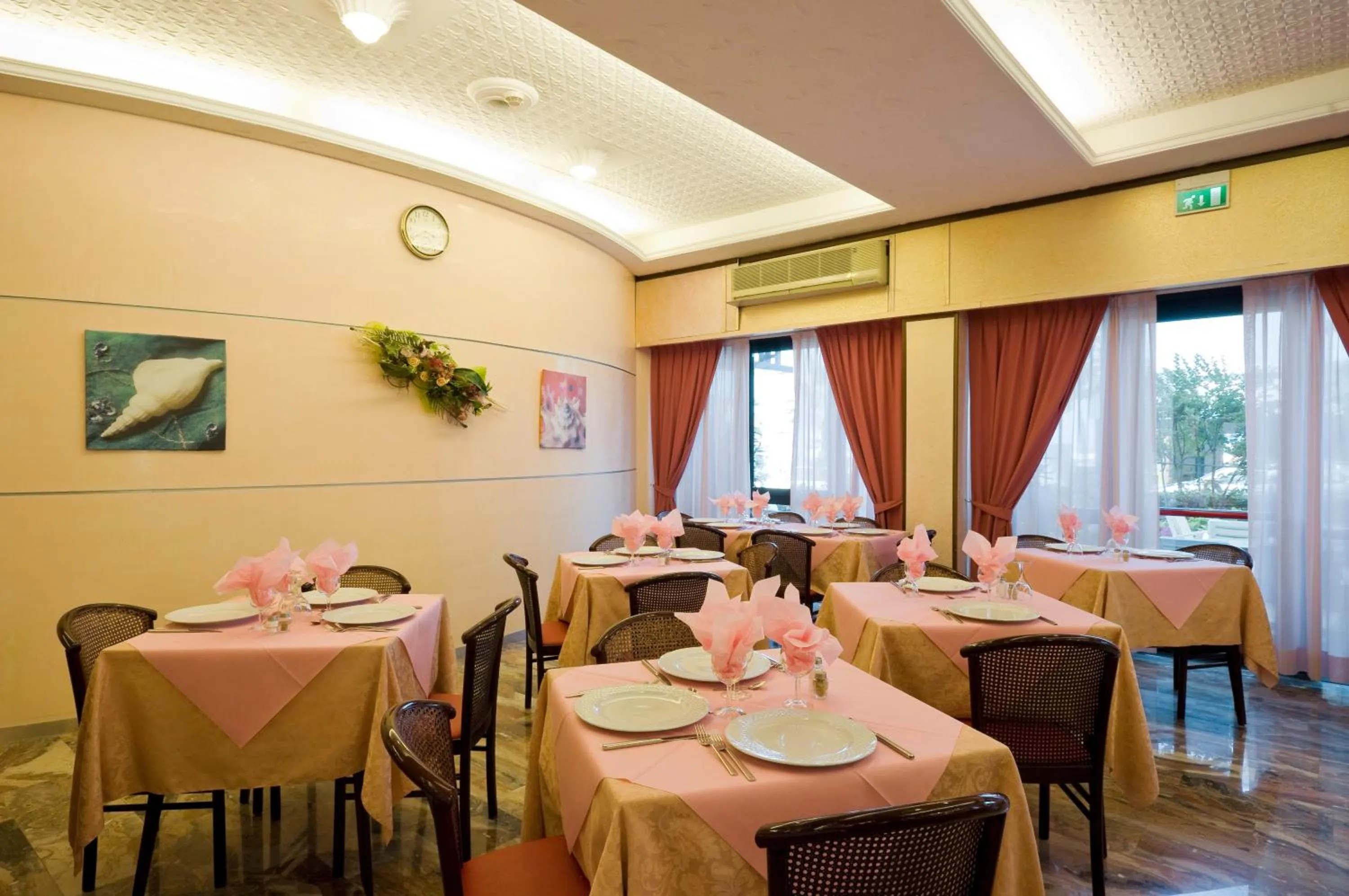 Restaurant/places to eat in Hotel Ida
