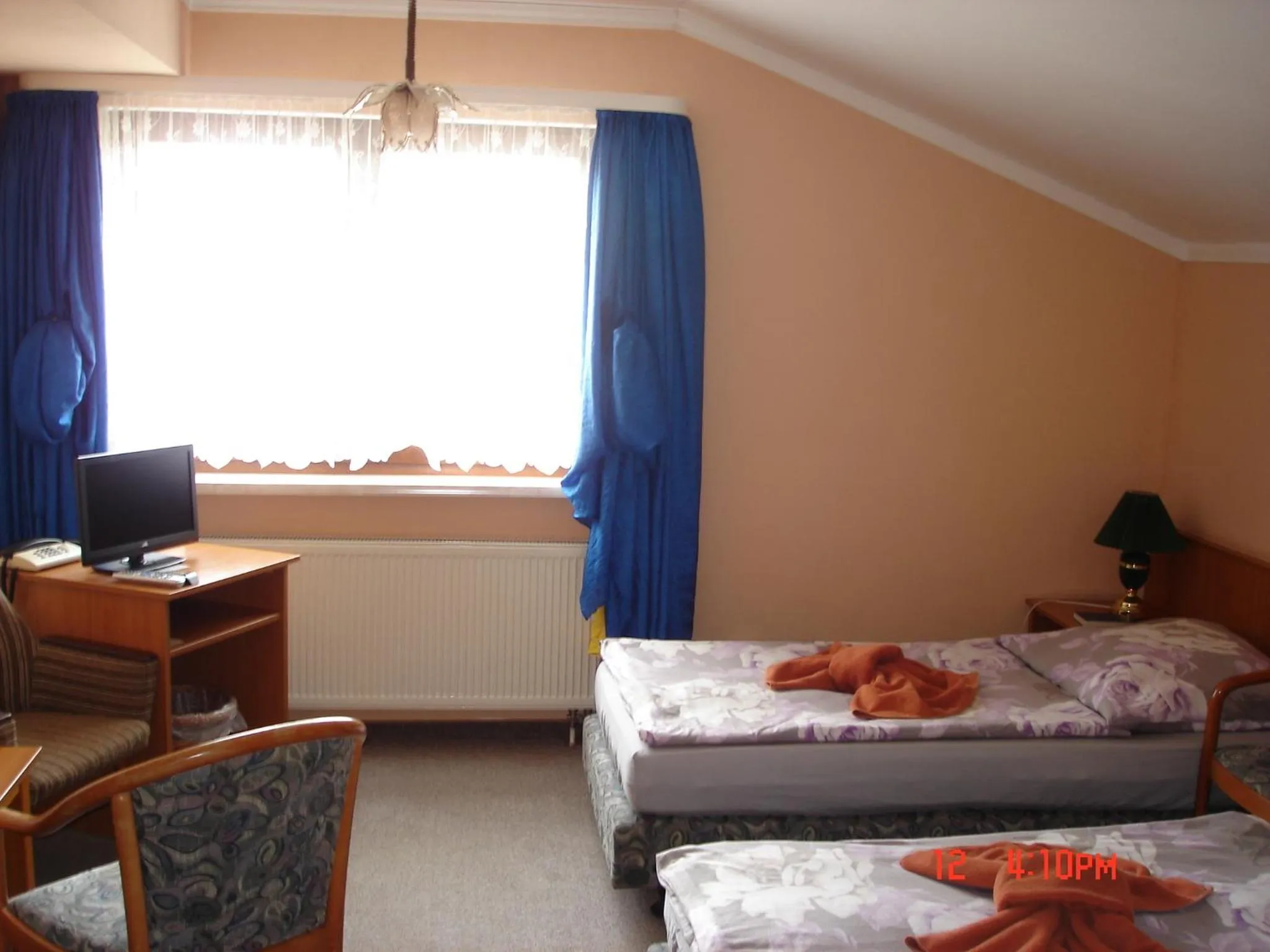 Photo of the whole room, Bed in Pension zum Schwanenteich