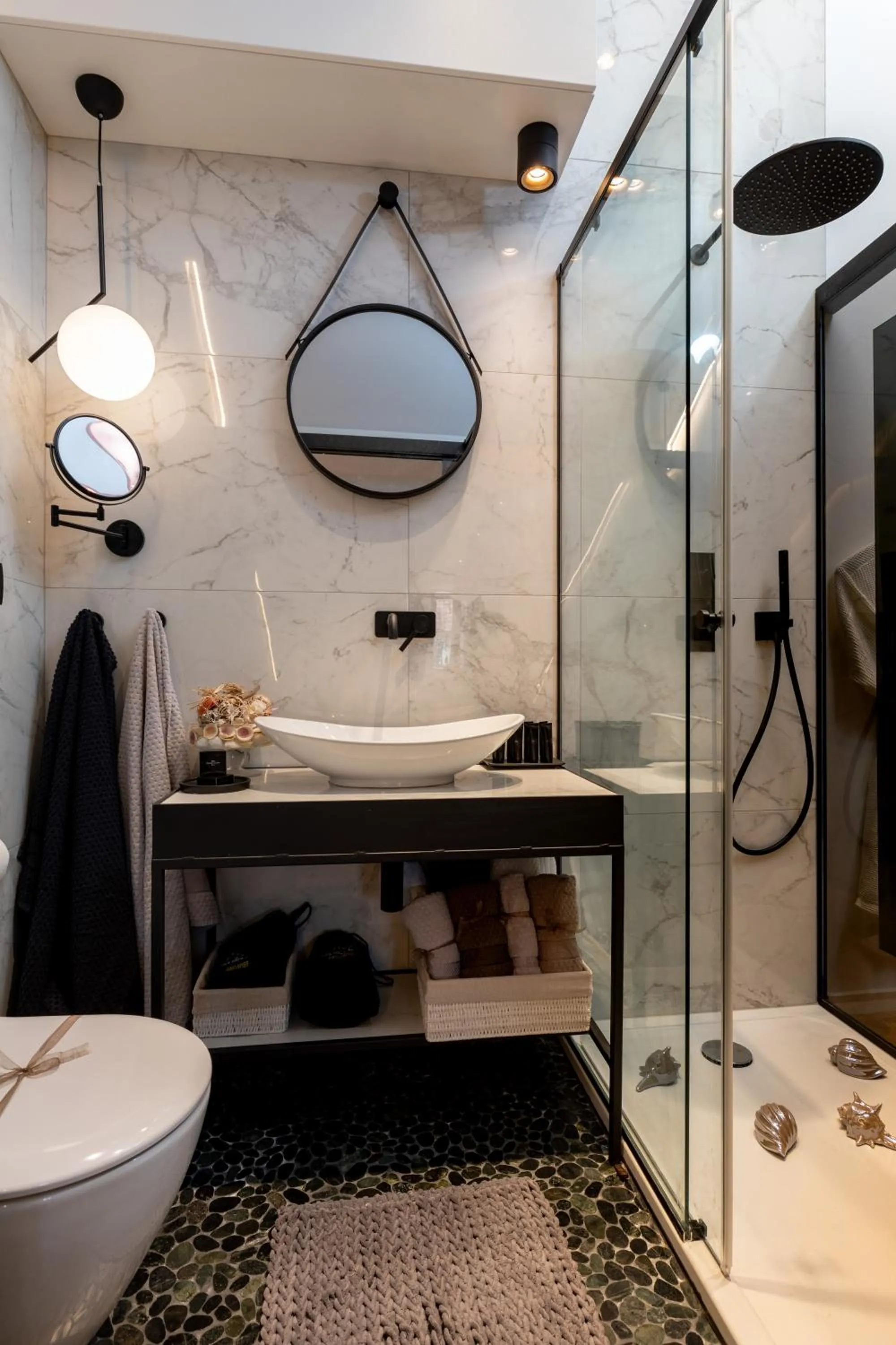 Shower in La Vita e Bella V