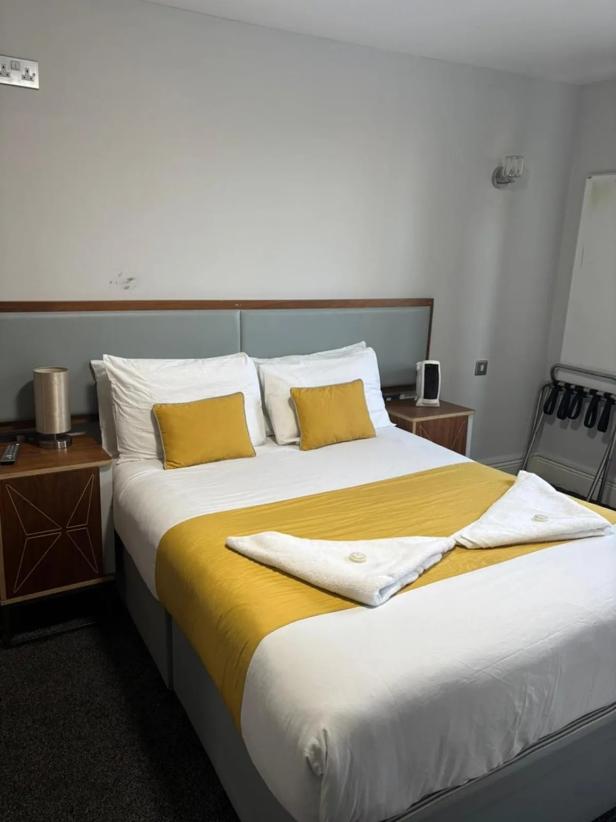 Bedroom, Bed in White Hart Hotel