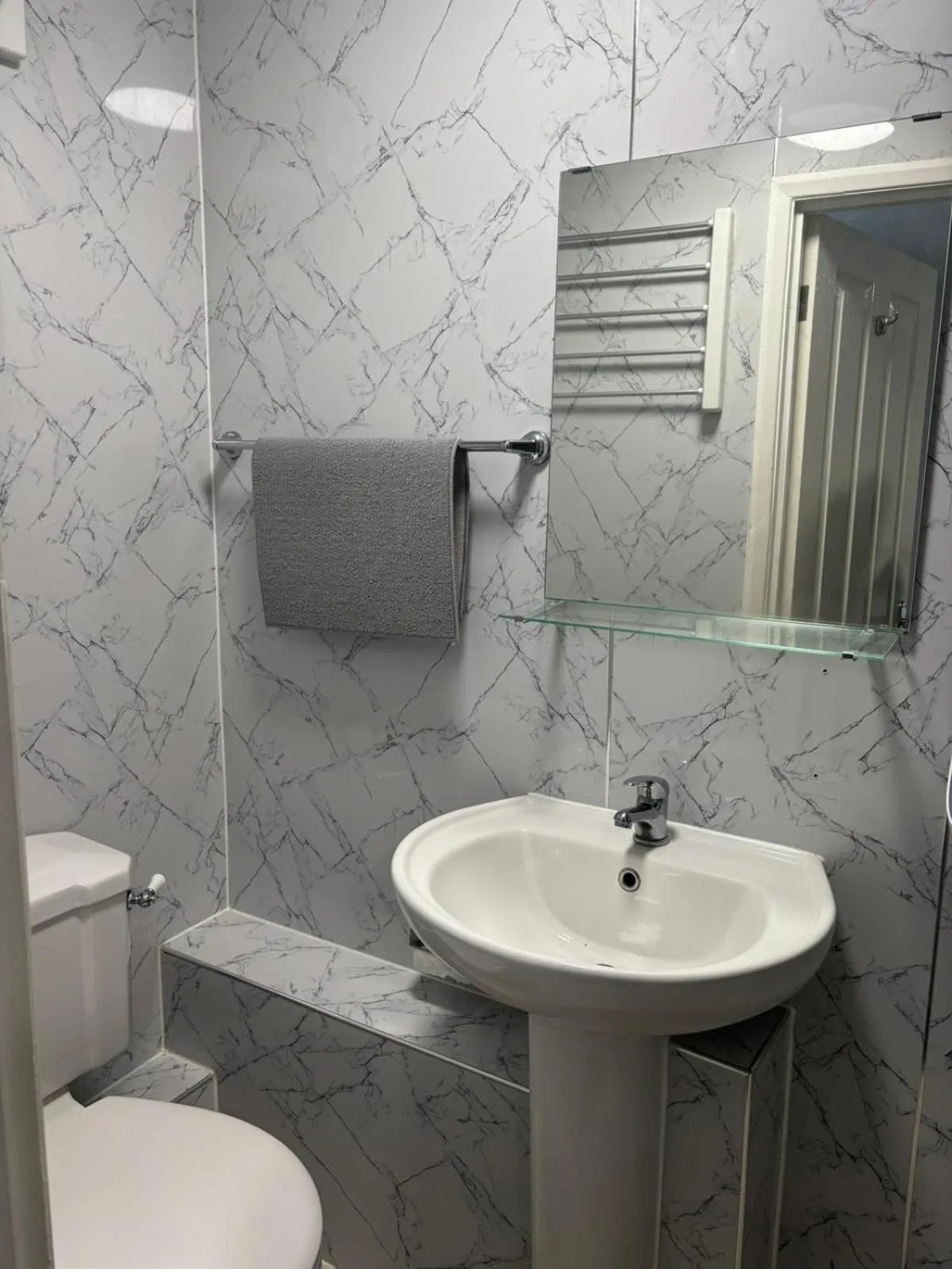 Bathroom in White Hart Hotel