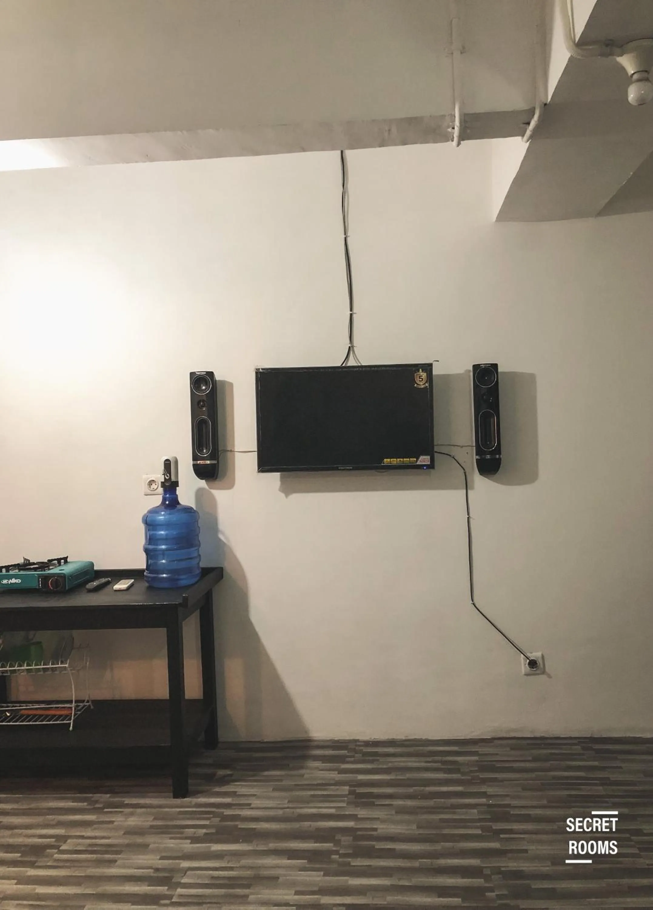 TV and multimedia in The Jarrdin Apartement by Secret Rooms