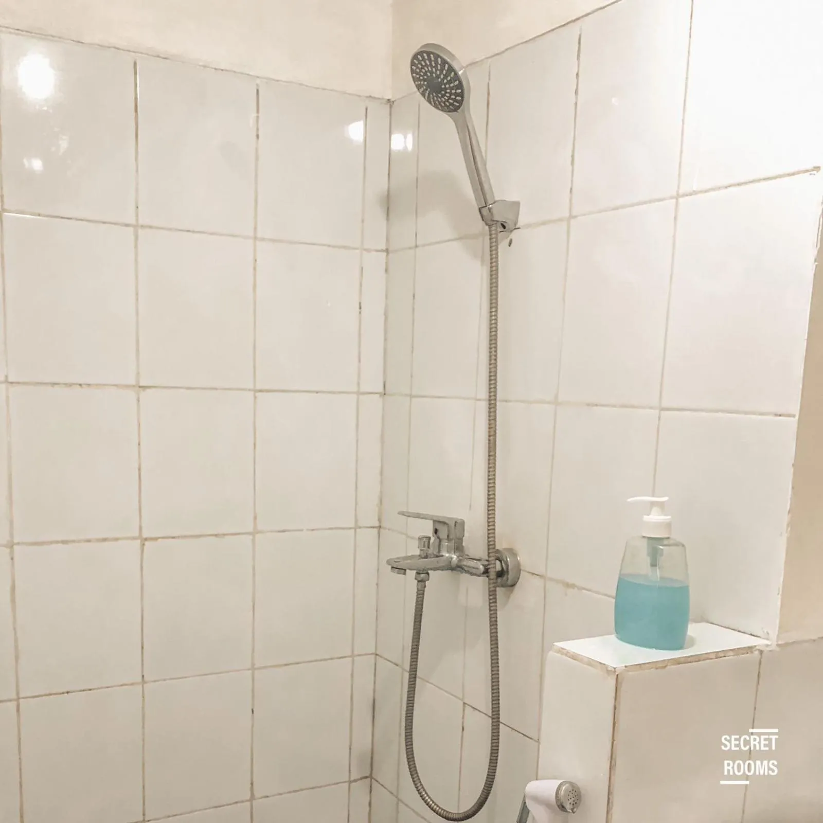 Bathroom in The Jarrdin Apartement by Secret Rooms