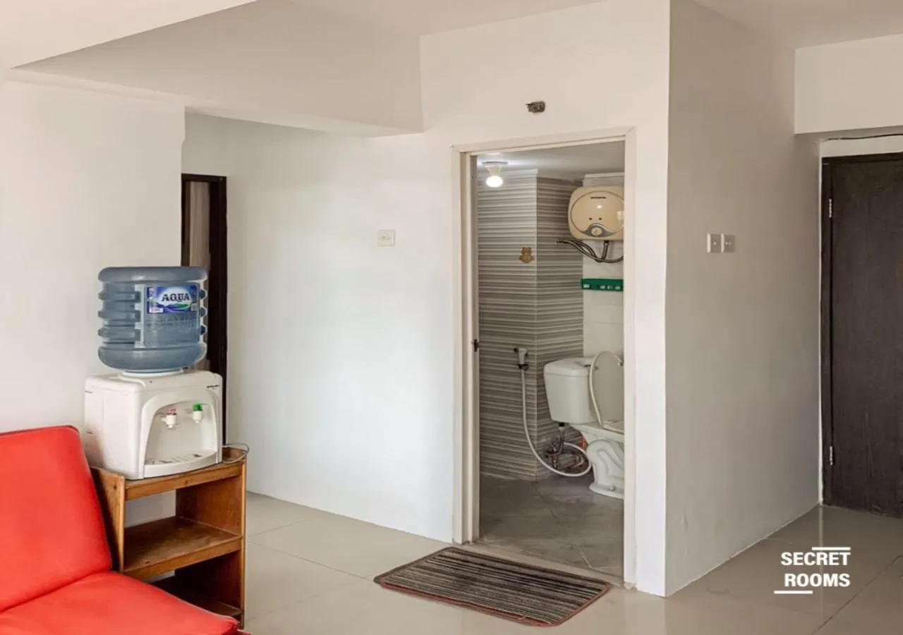 Shower in The Jarrdin Apartement by Secret Rooms