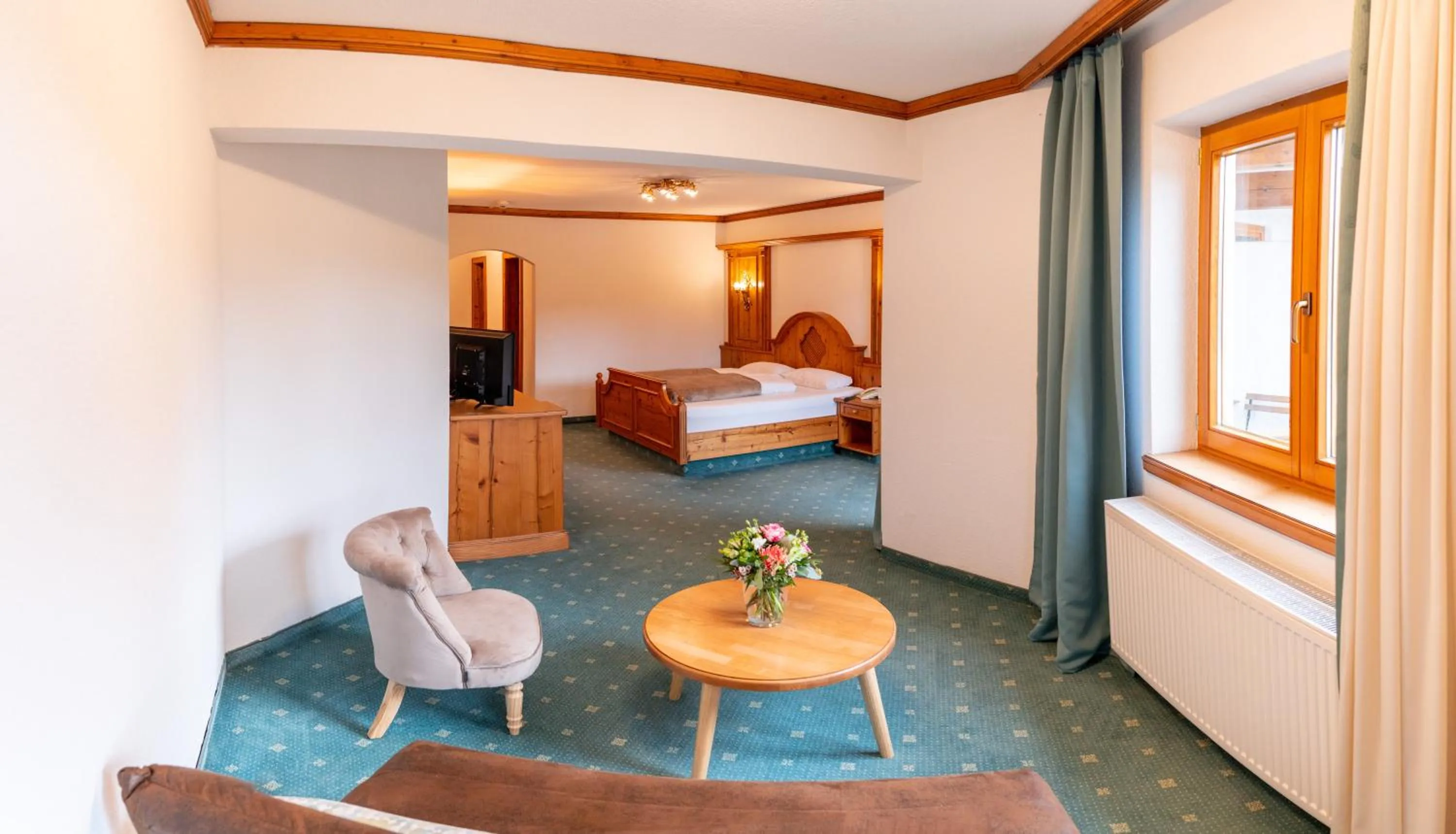 Photo of the whole room, Bed in Hotel-Restaurant Kreuzberghof Tagungs- und Veranstaltungshotel