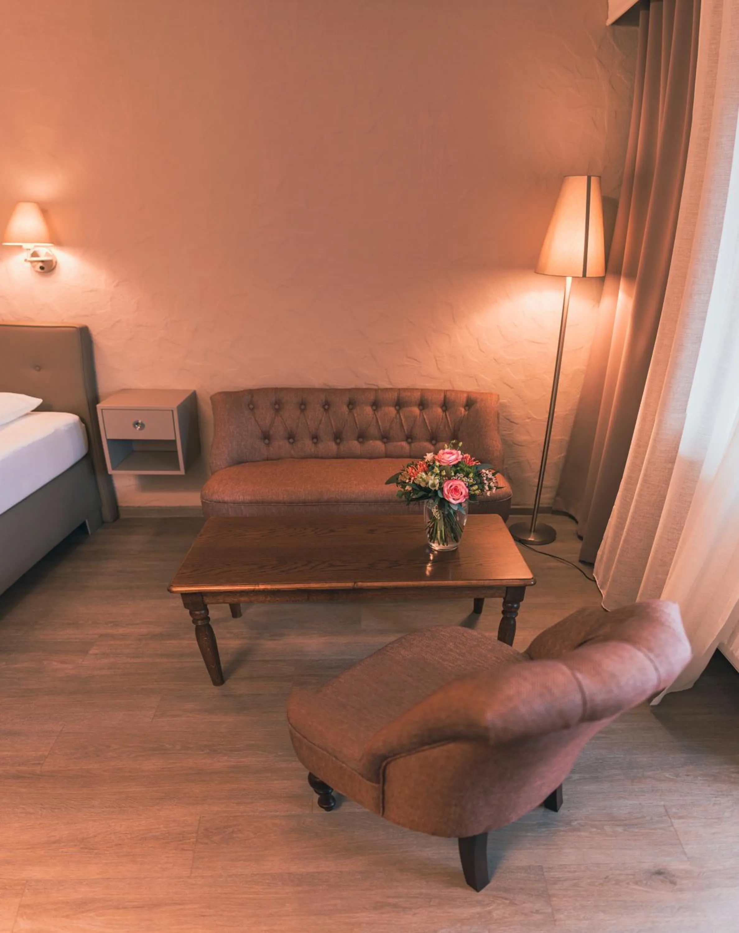 Seating area, Bed in Hotel-Restaurant Kreuzberghof Tagungs- und Veranstaltungshotel