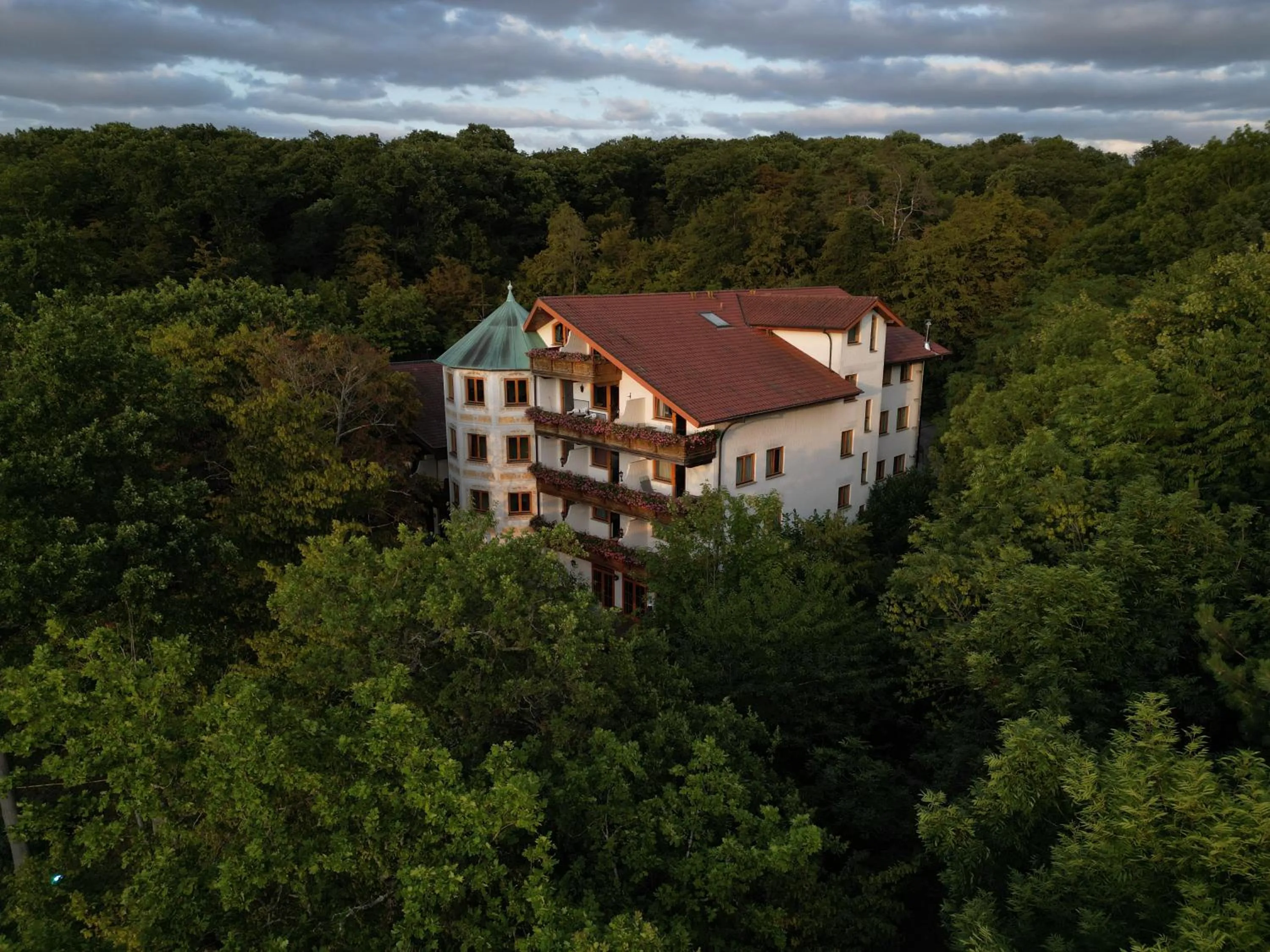 Property building in Hotel-Restaurant Kreuzberghof Tagungs- und Veranstaltungshotel