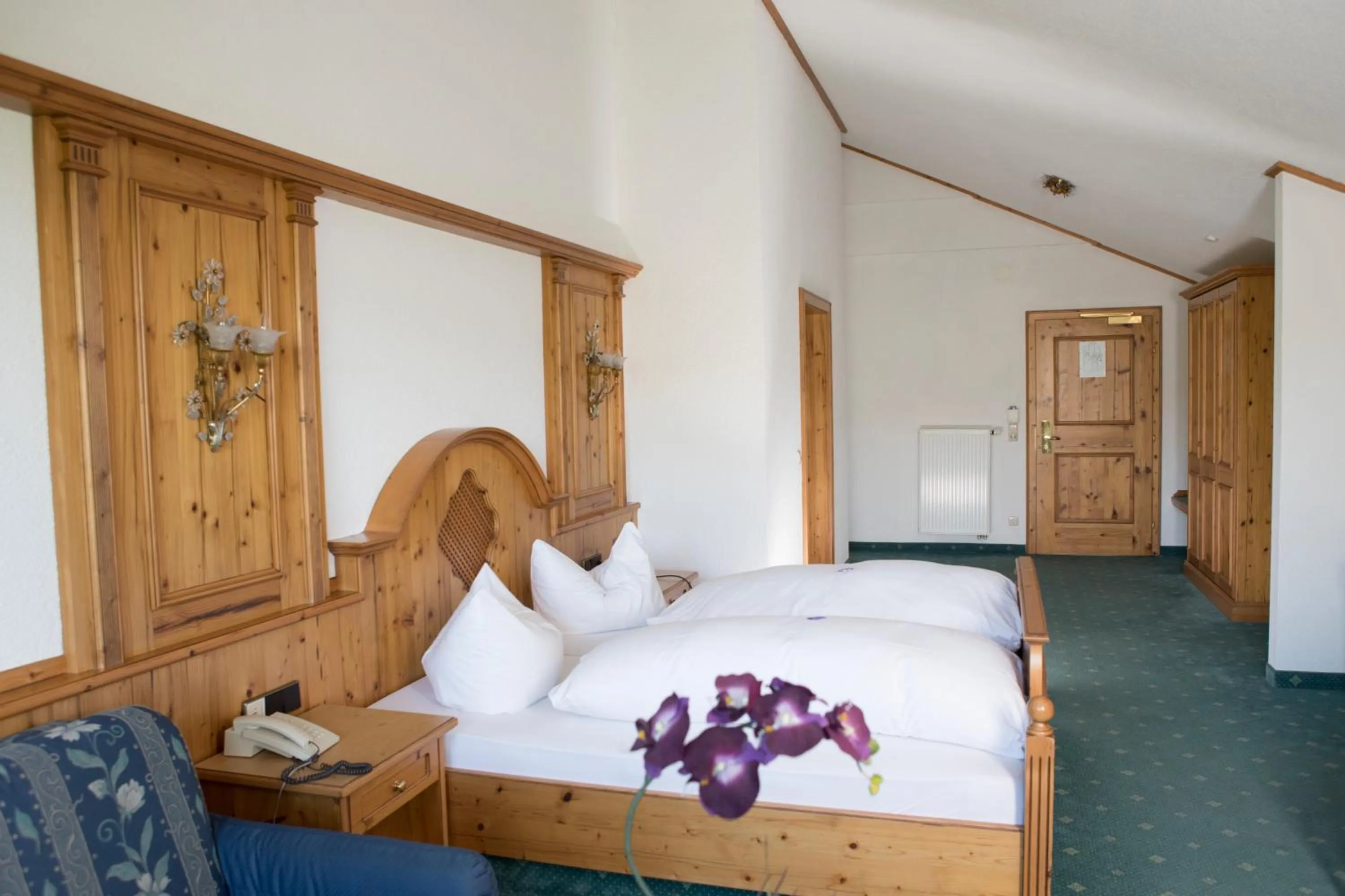 Bed in Hotel-Restaurant Kreuzberghof Tagungs- und Veranstaltungshotel